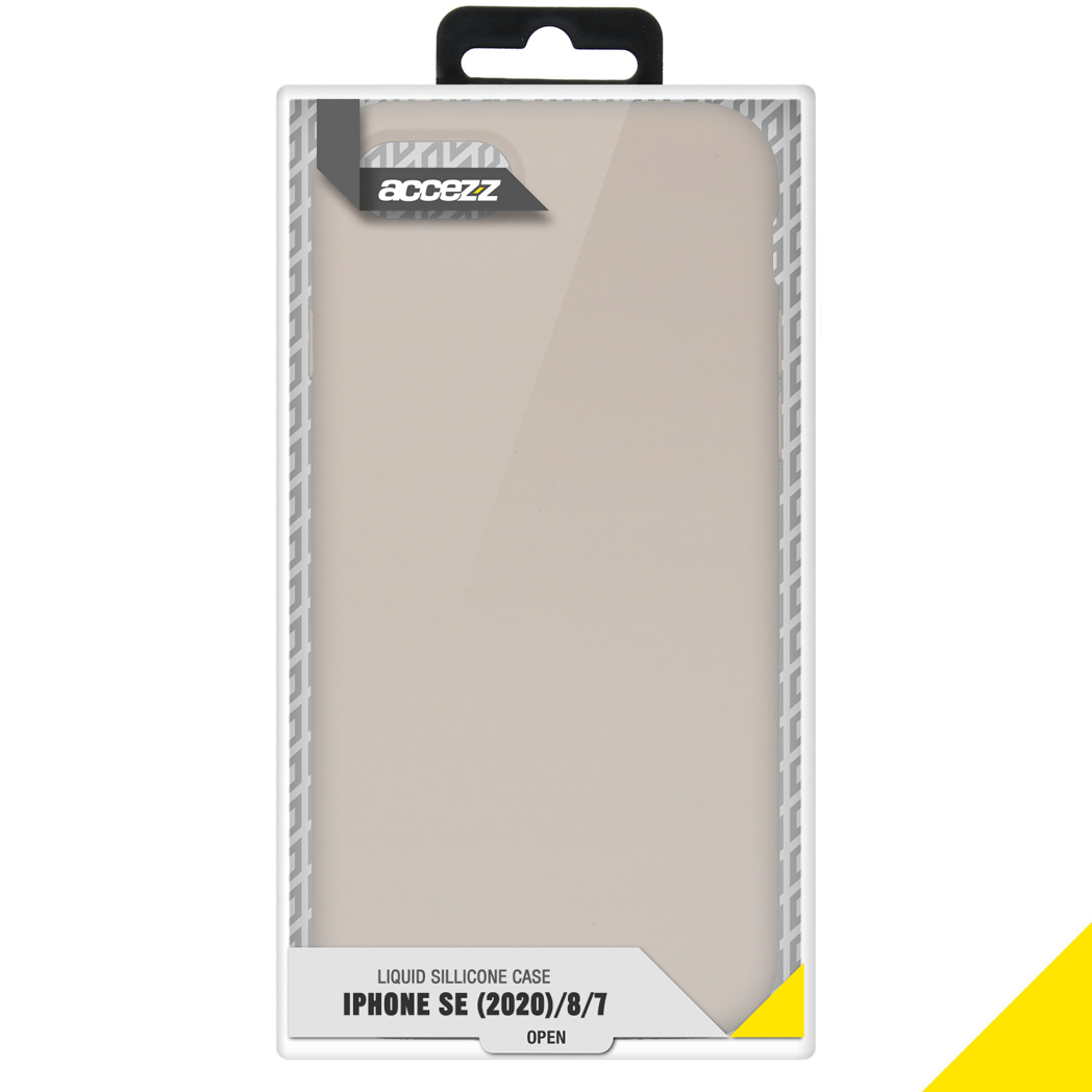 Een telefoonhoesje in een transparante plastic verpakking. De hoes is beige en de verpakking heeft de merknaam en het logo.