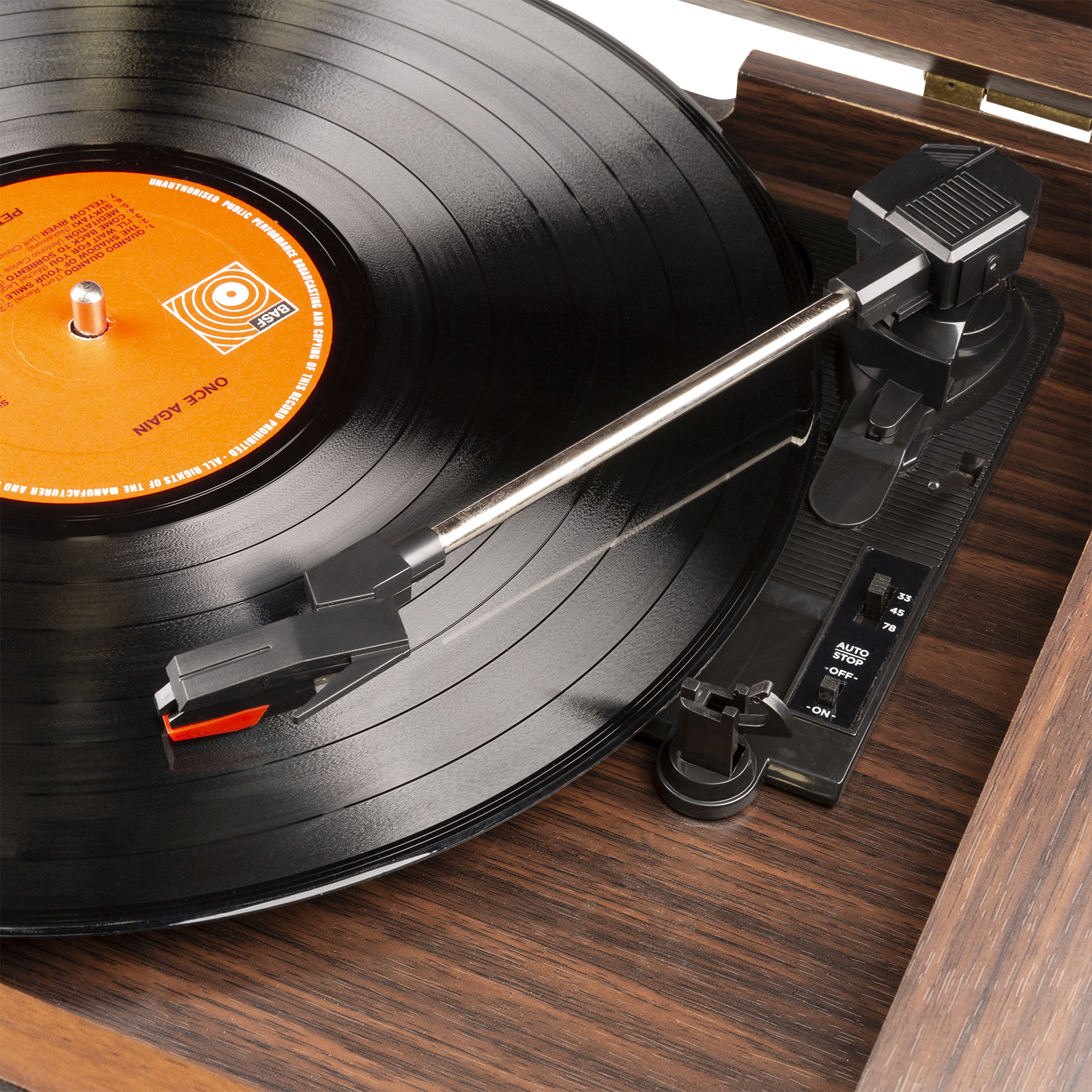 Tocadiscos con un disco de vinilo negro. La aguja está sobre el disco.
