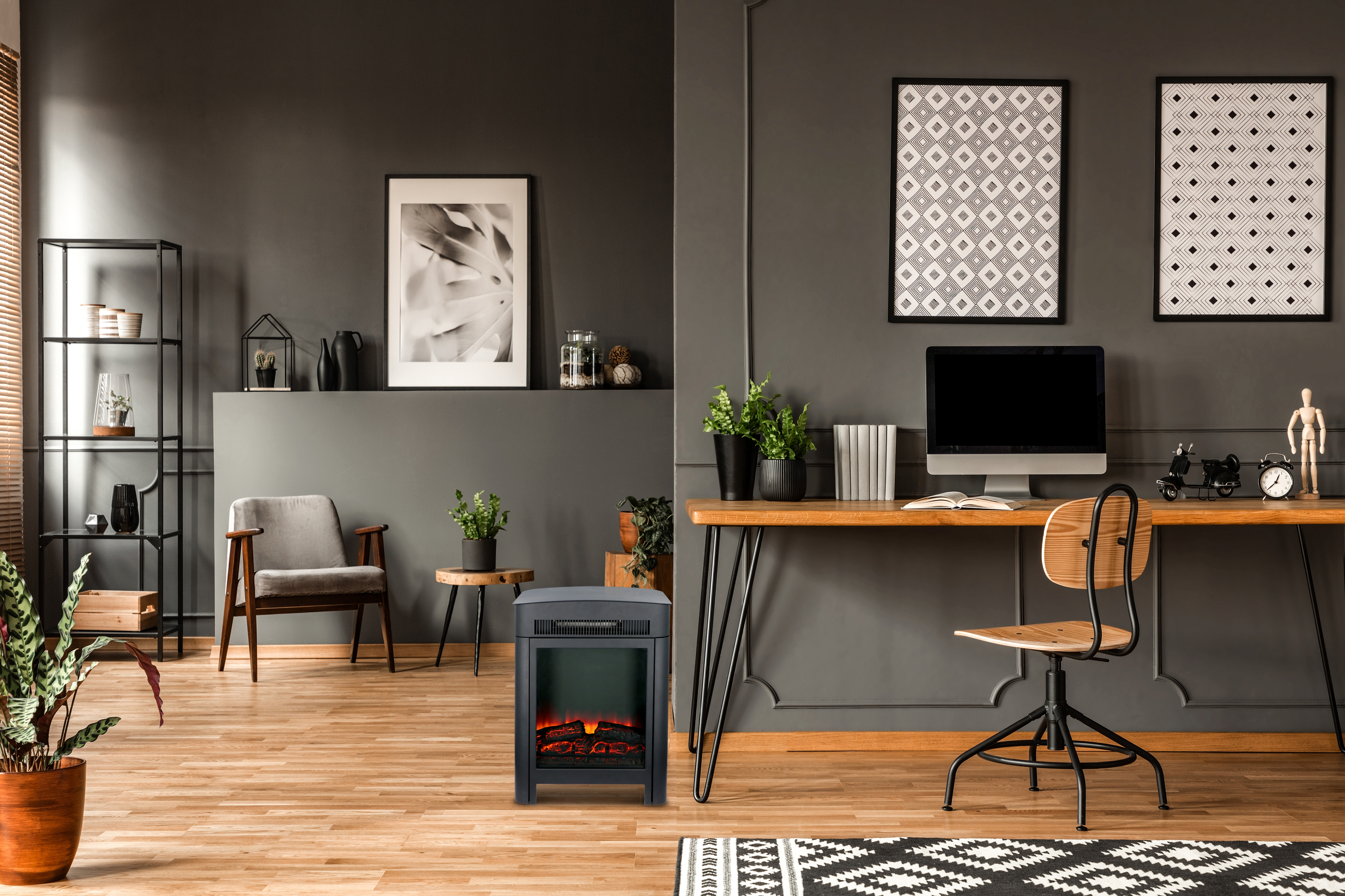 Een kamer met een open haard, bureau, kunstwerk en houten vloer. De scène is goed verlicht en modern.