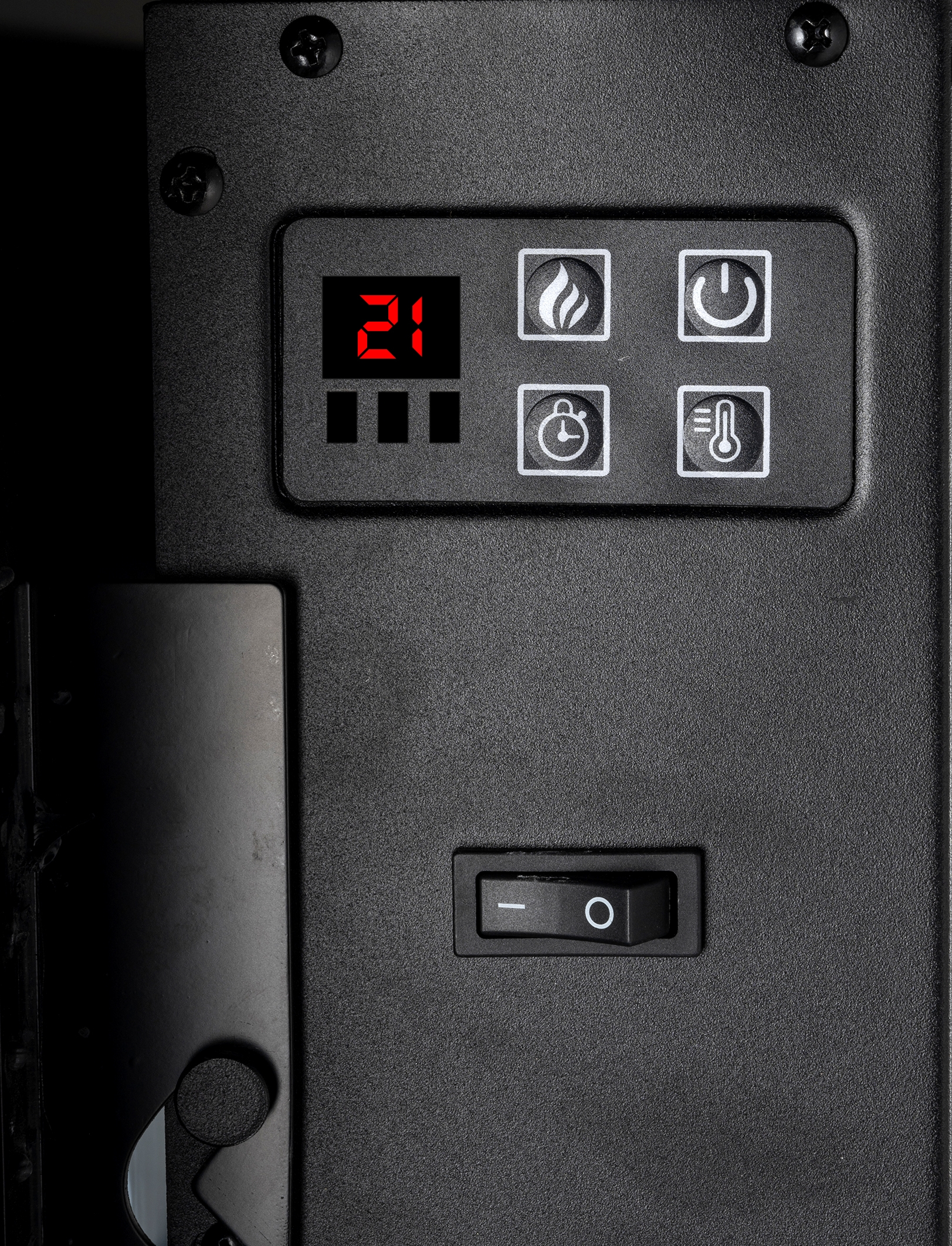 Close-up van een zwart bedieningspaneel. Het heeft een digitaal display en diverse knoppen.