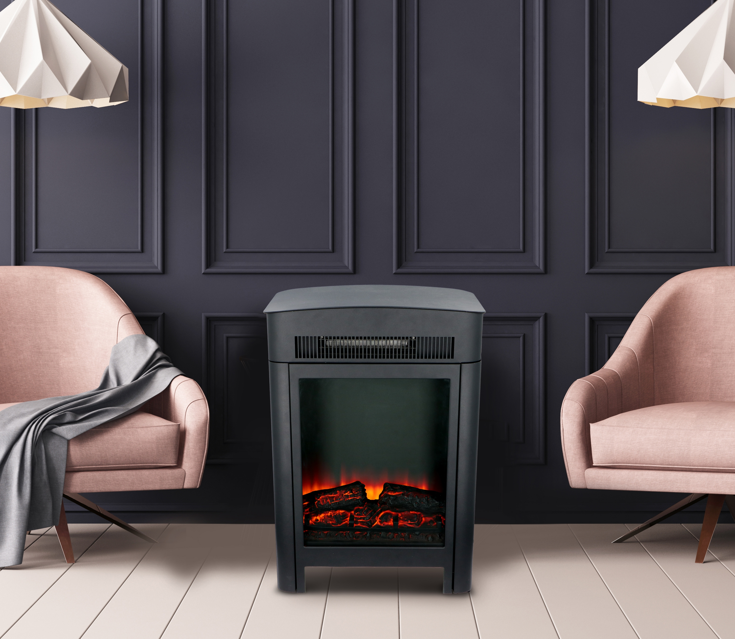 Zwarte elektrische open haard voor een donkerblauwe muur en twee roze stoelen.