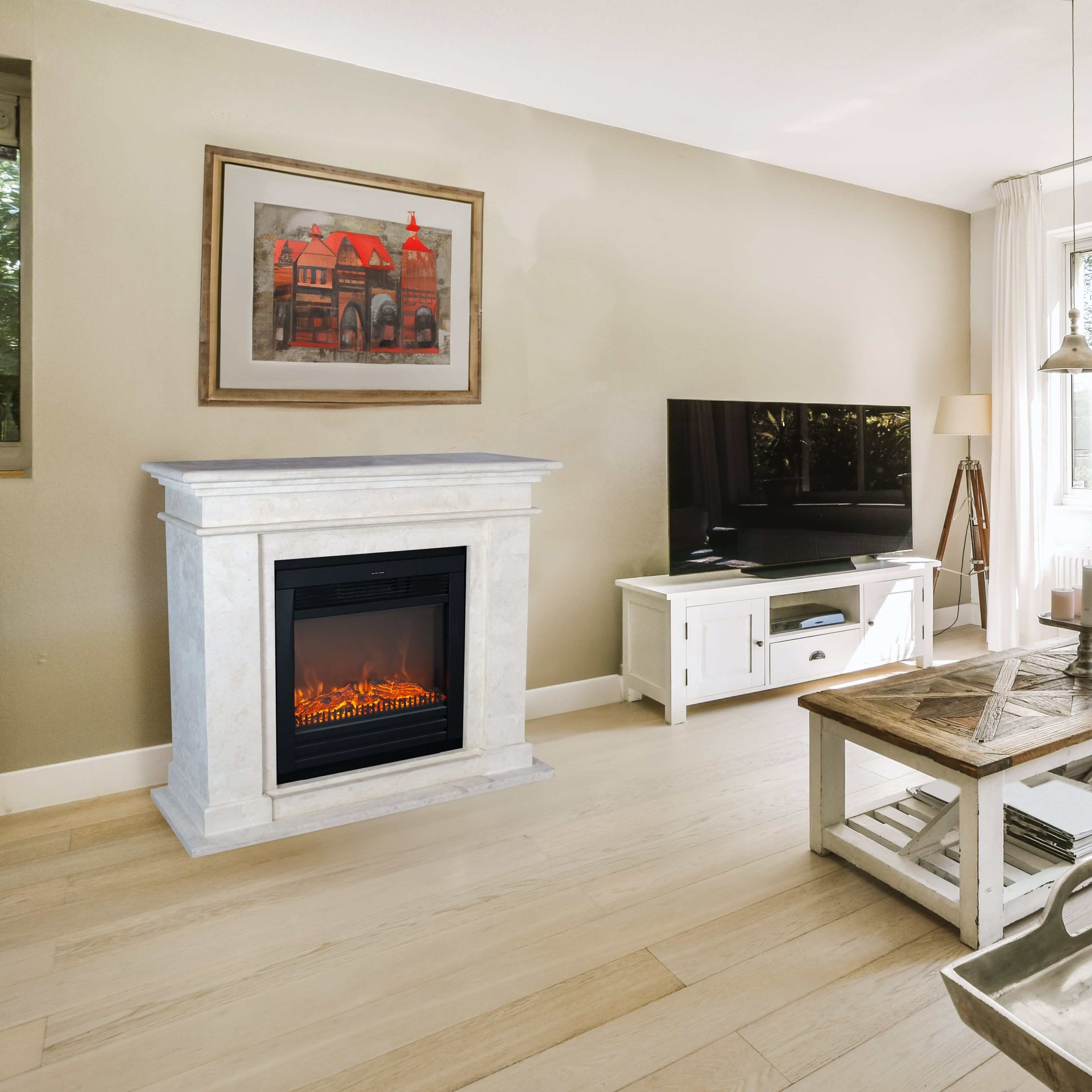 Woonkamer met open haard, tv, schilderij en houten salontafel. Lichte houten vloer en beige muren.
