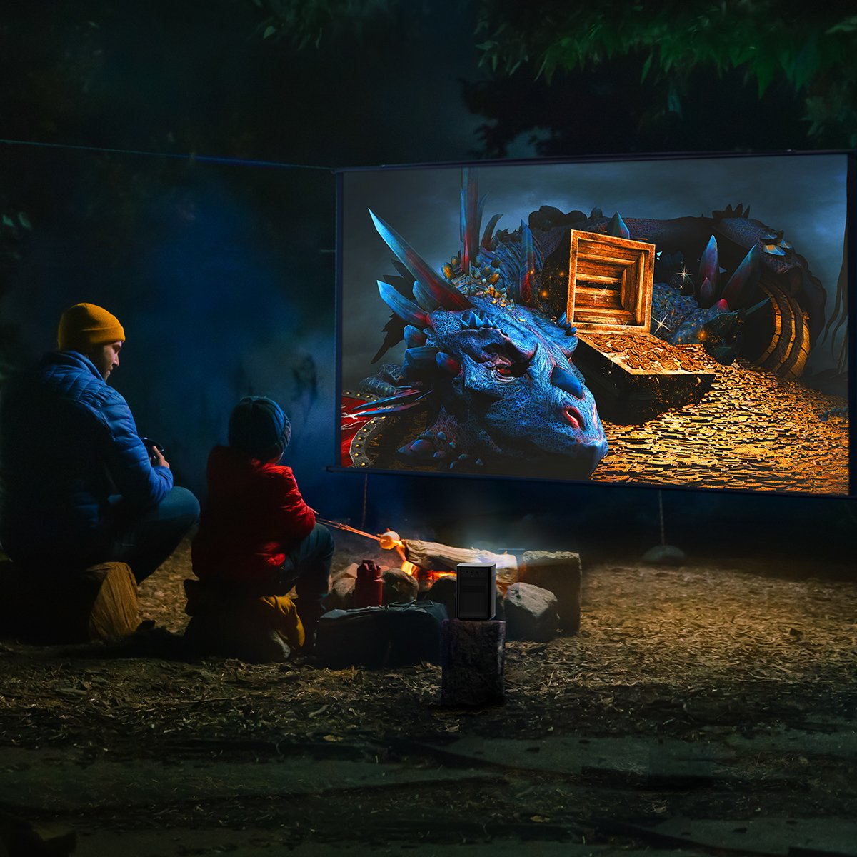 Dos personas ven una película en una pantalla en un bosque. Están sentadas cerca de una fogata.