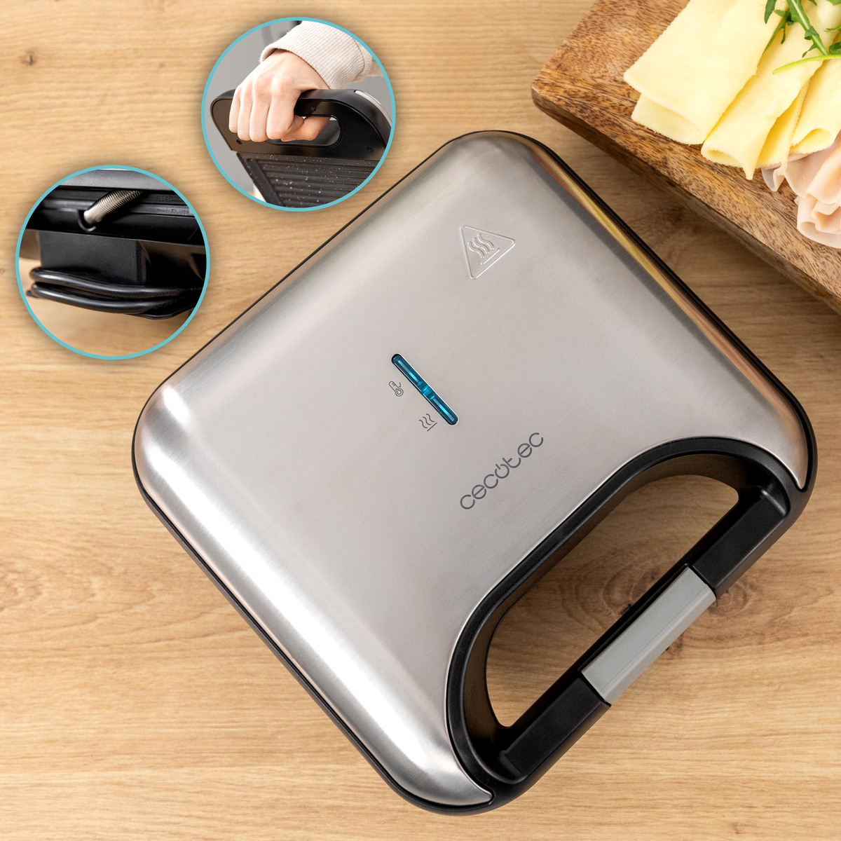 Macchina per sandwich aperta, che mostra i dettagli. Una mano tiene la maniglia. Cibo sullo sfondo.