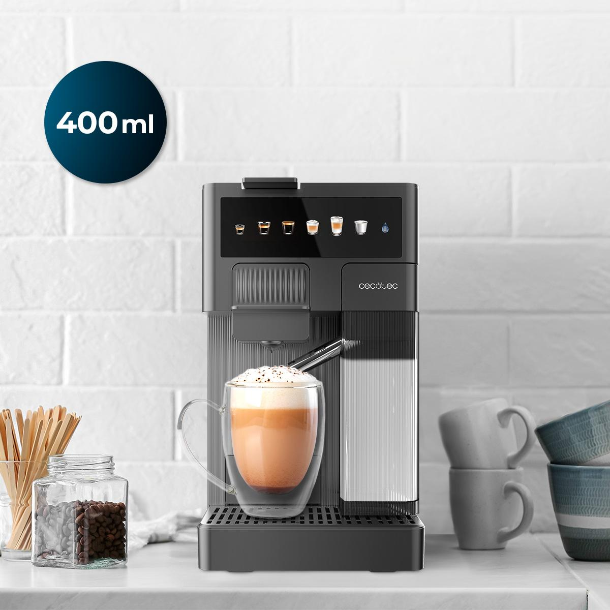 Macchina per espresso con una tazza di vetro. Il caffè viene versato, con un'etichetta da 400 ml.