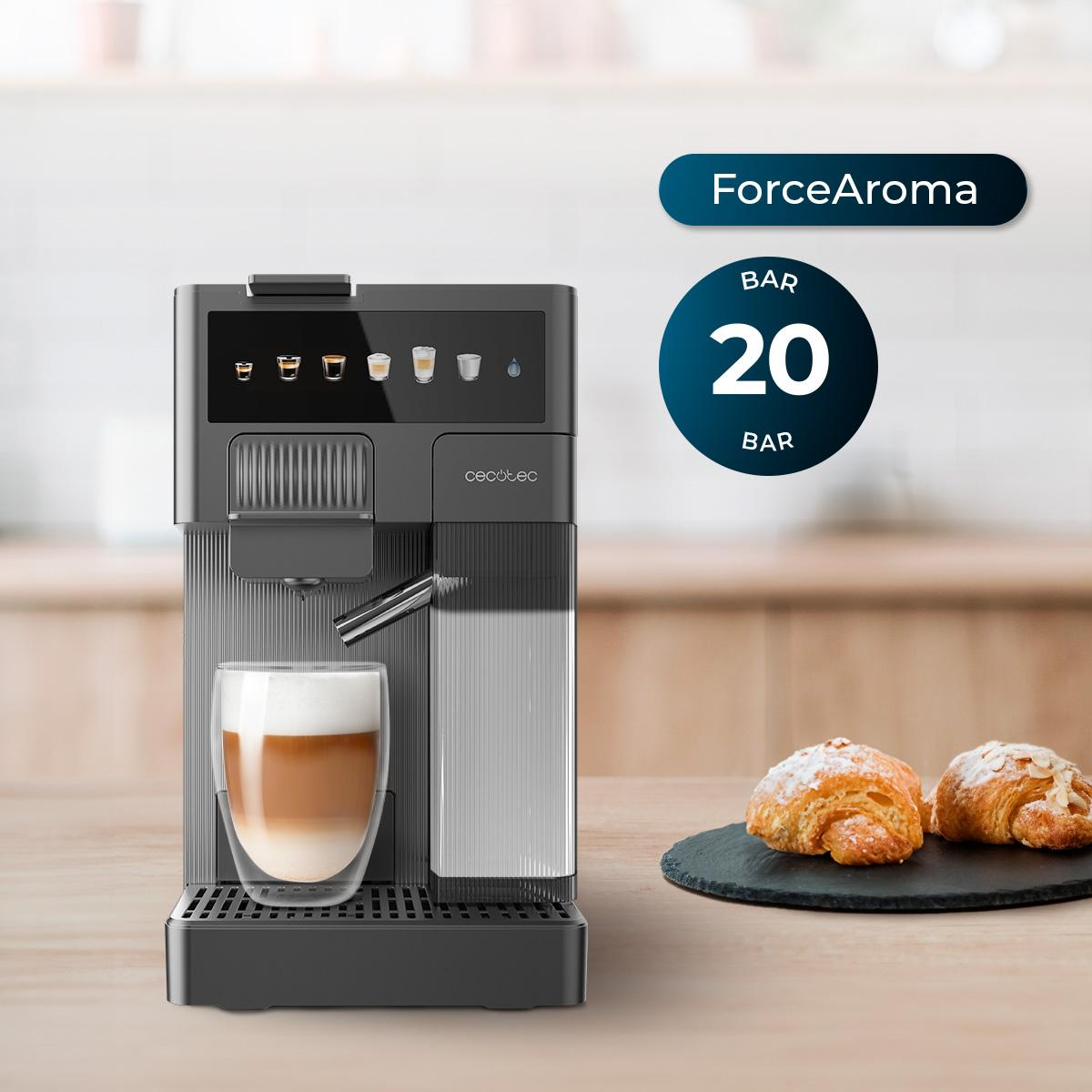 Una macchina per caffè grigia con caffè e croissant.