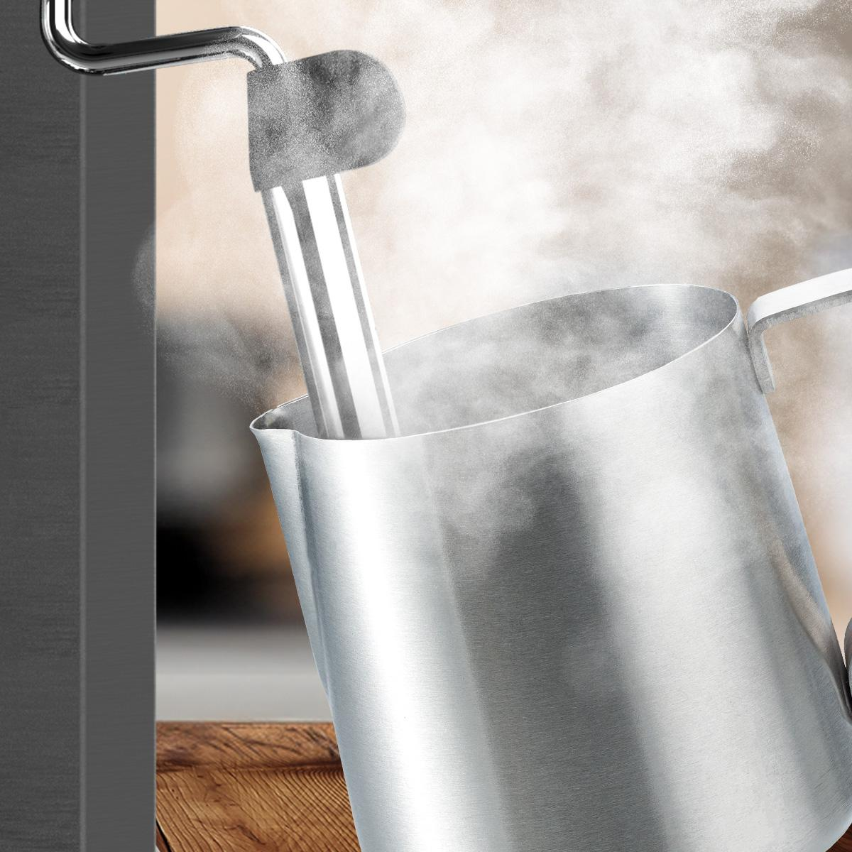 Parujący dzbanek podgrzewany dyszą parową.