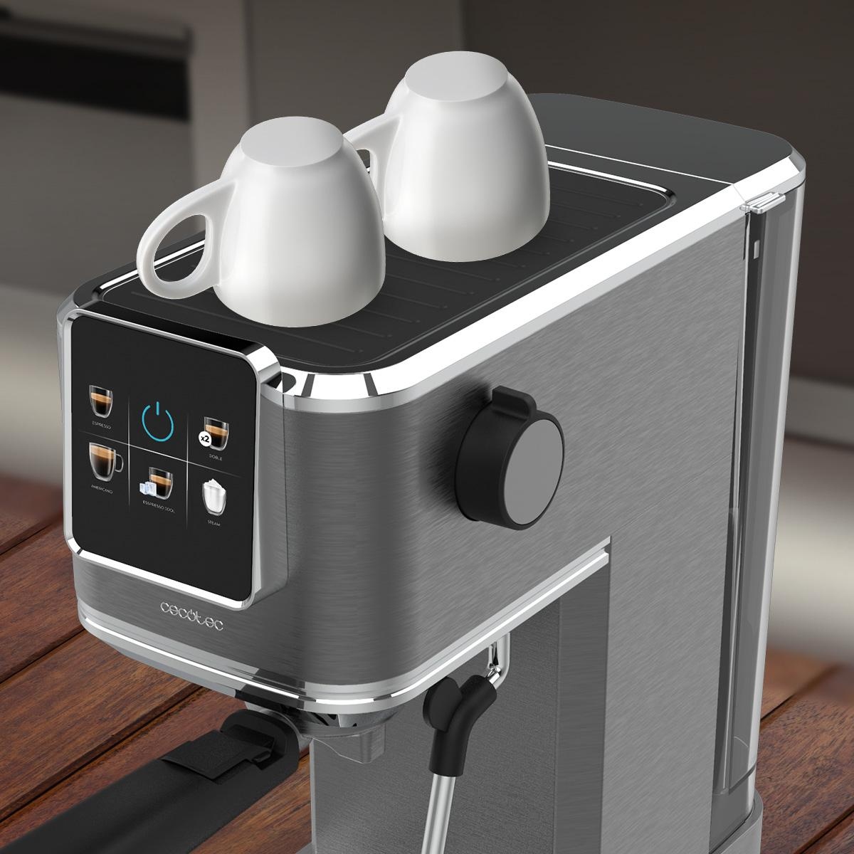 Srebrny ekspres do kawy z dwoma białymi filiżankami na drewnianym stole.