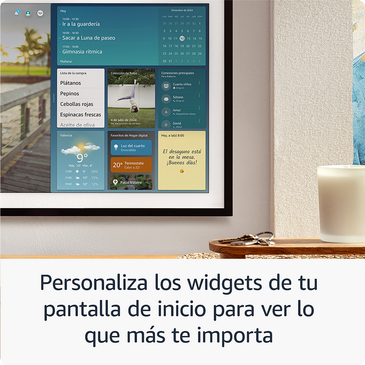 Ein Smart Display mit Kalender, Widgets und spanischem Text.