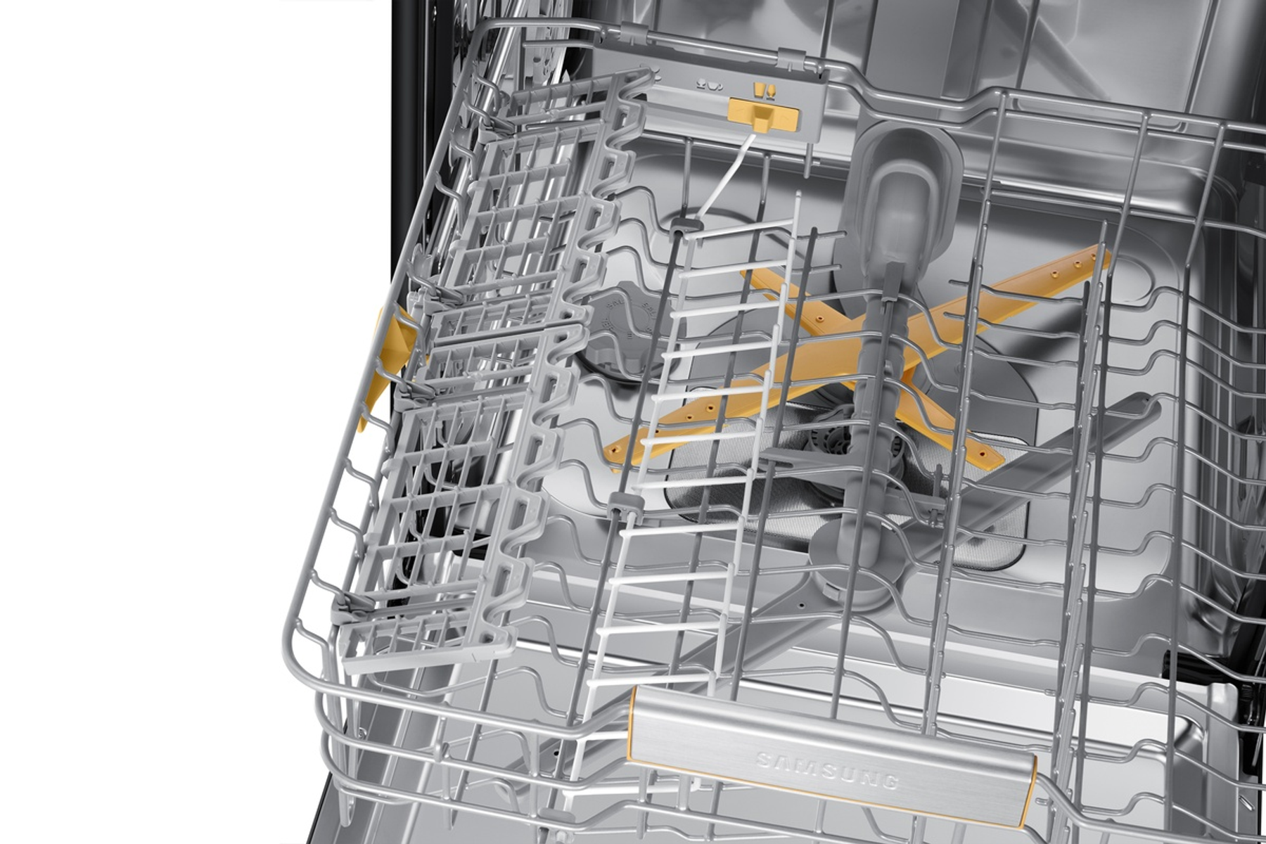 Otwarta zmywarka ze srebrnymi koszami i żółtymi elementami. Białe tło.