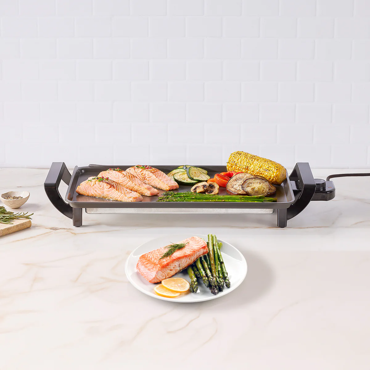 Salmón y verduras a la plancha en una plancha. Fondo de pared de ladrillo blanco.