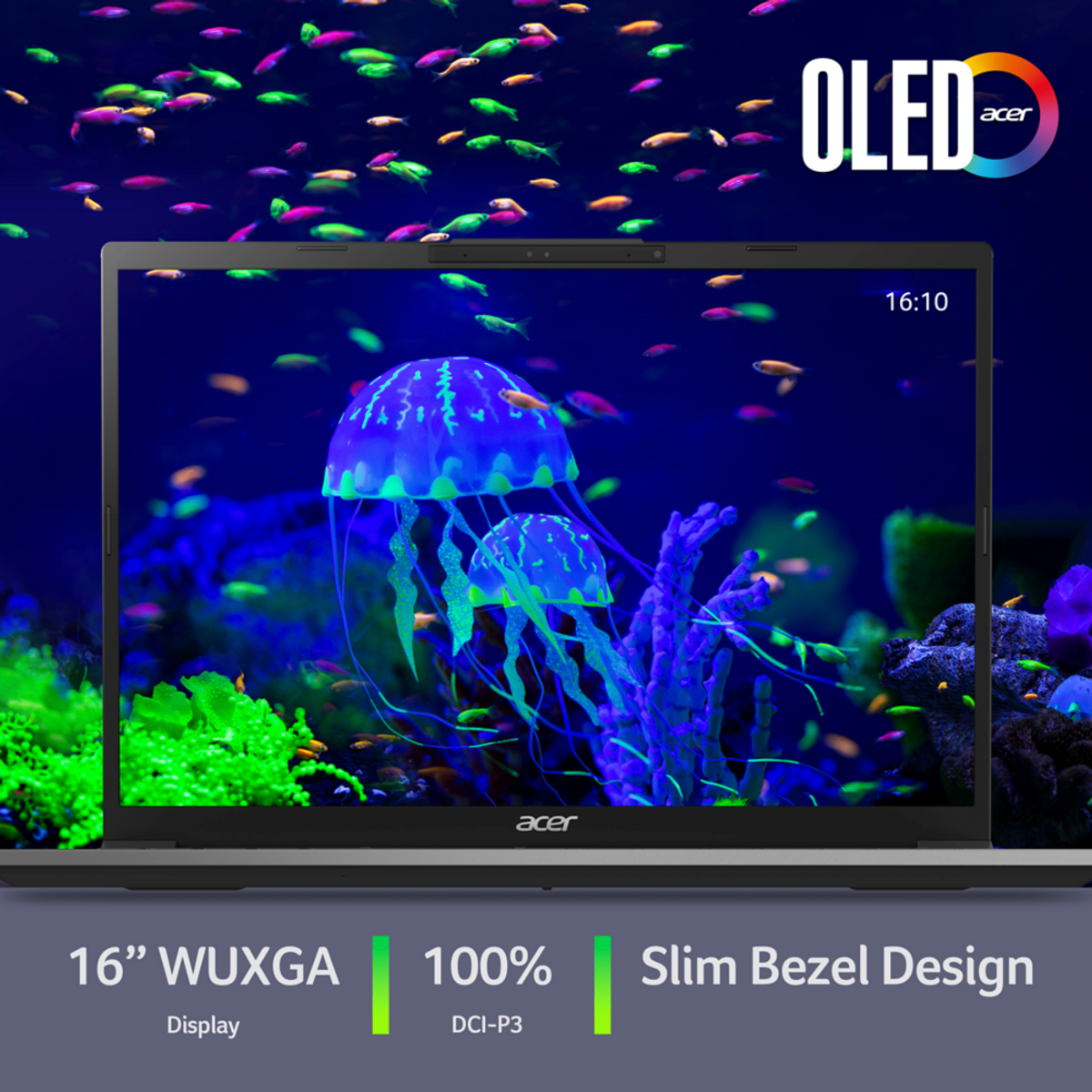 Una pantalla de portátil muestra una escena submarina colorida con medusas y peces. El portátil tiene un diseño delgado.