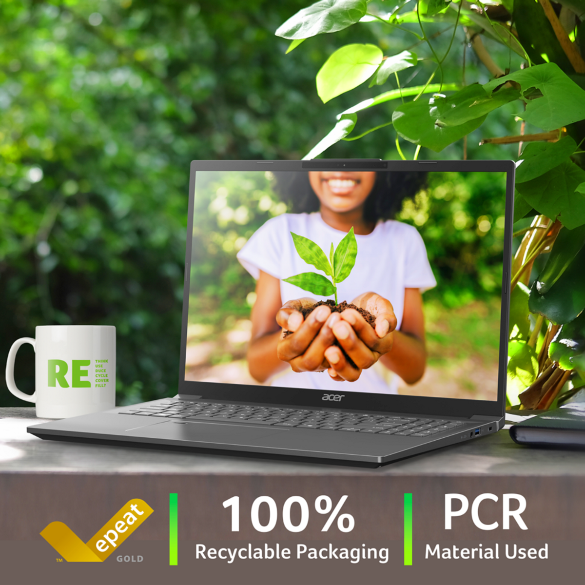 Laptop con pantalla que muestra a una niña sosteniendo una planta. También se ven taza y hojas verdes.
