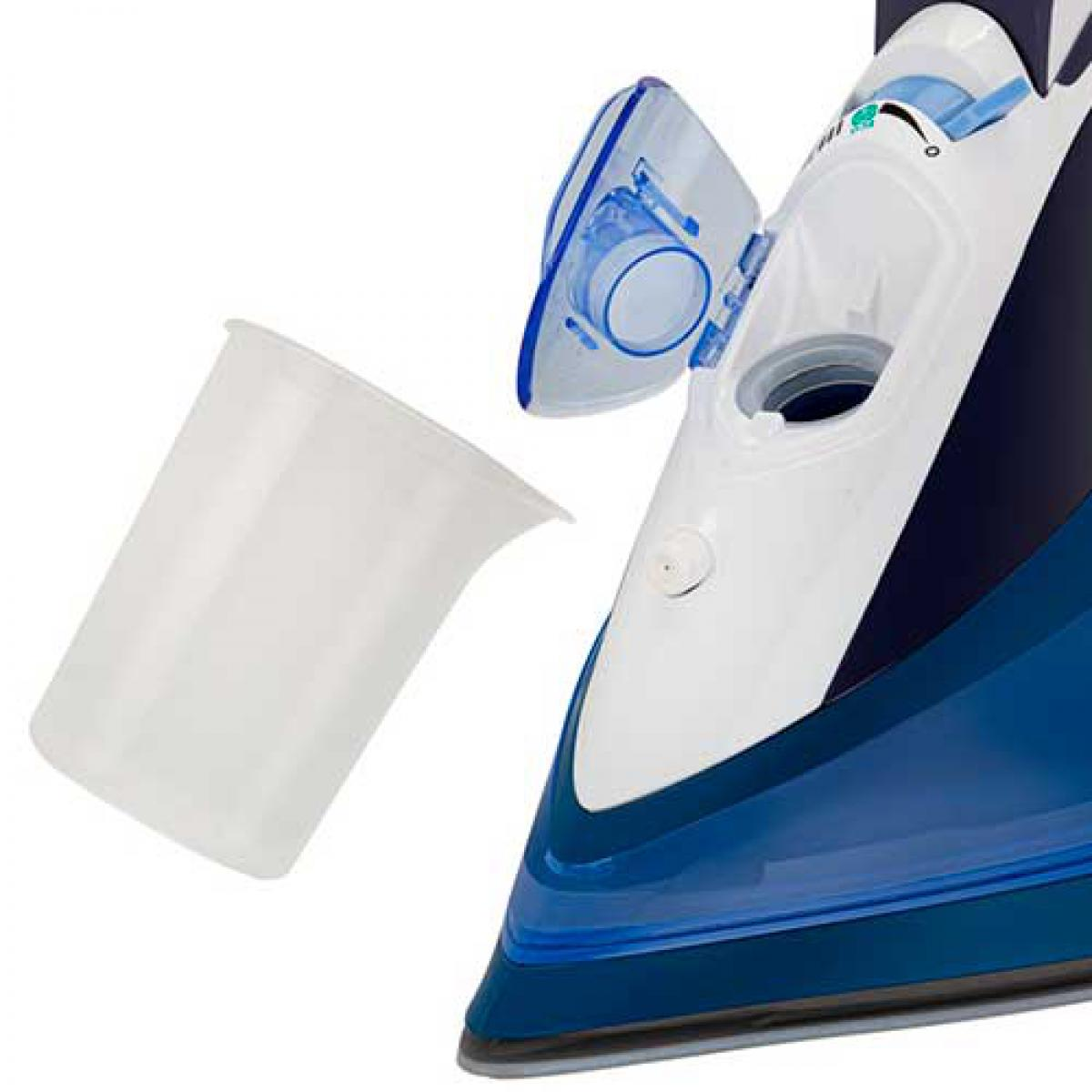 Una plancha con un diseño azul y blanco y un vaso de agua desmontado. La entrada de agua está abierta.