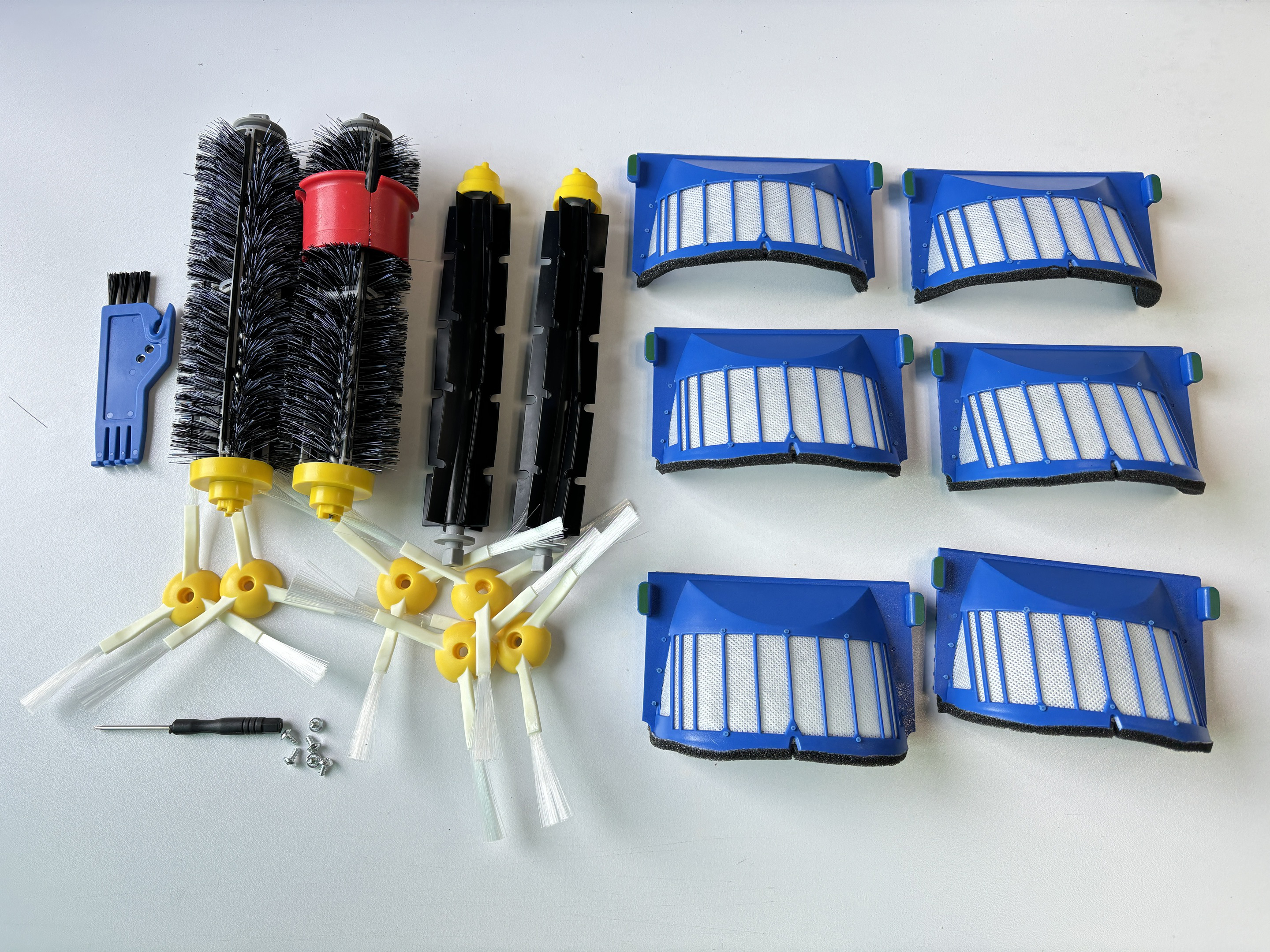 Rozłożone części odkurzacza. Zawiera szczotki, filtry, śruby i części zamienne.