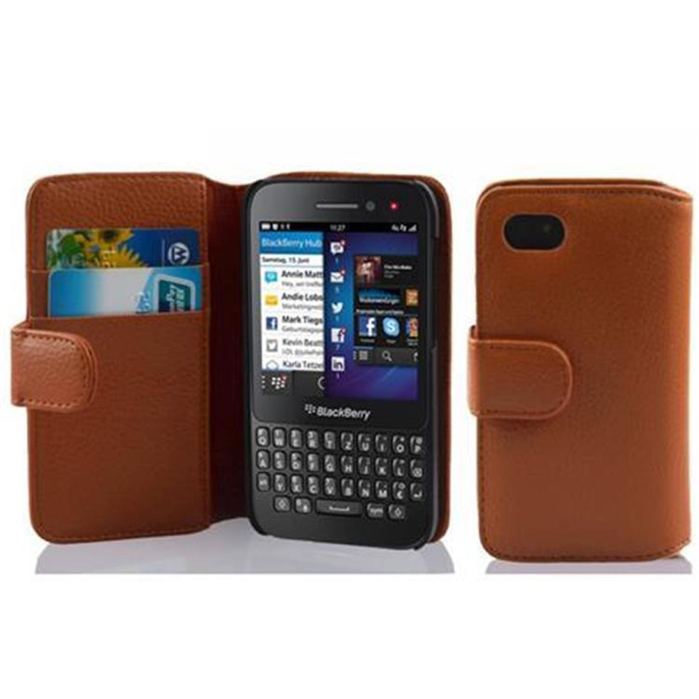 Braune Leder-Handyhülle, geöffnet, zeigt ein Telefon mit Tastatur und Bildschirm mit Oberfläche.