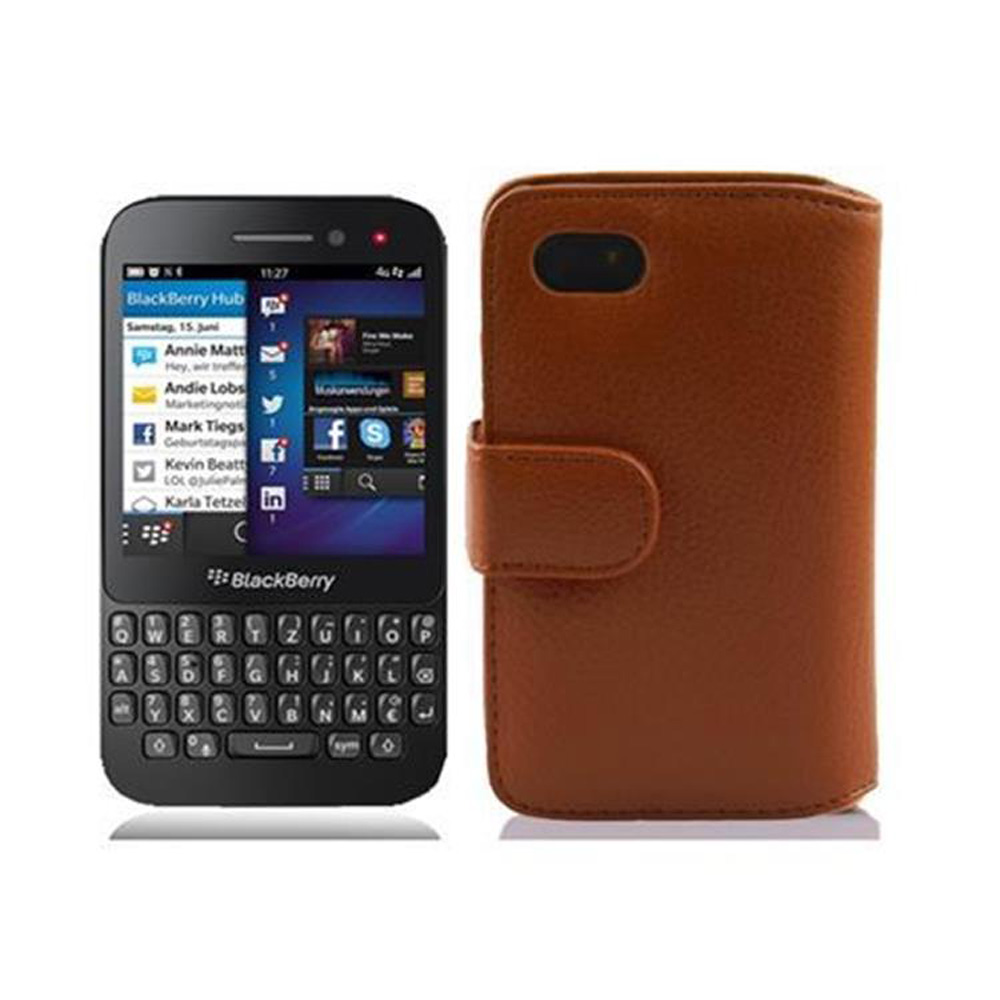 BlackBerry-Telefon mit brauner Lederhülle. Das Telefon hat eine vollständige Tastatur und Bildschirm.