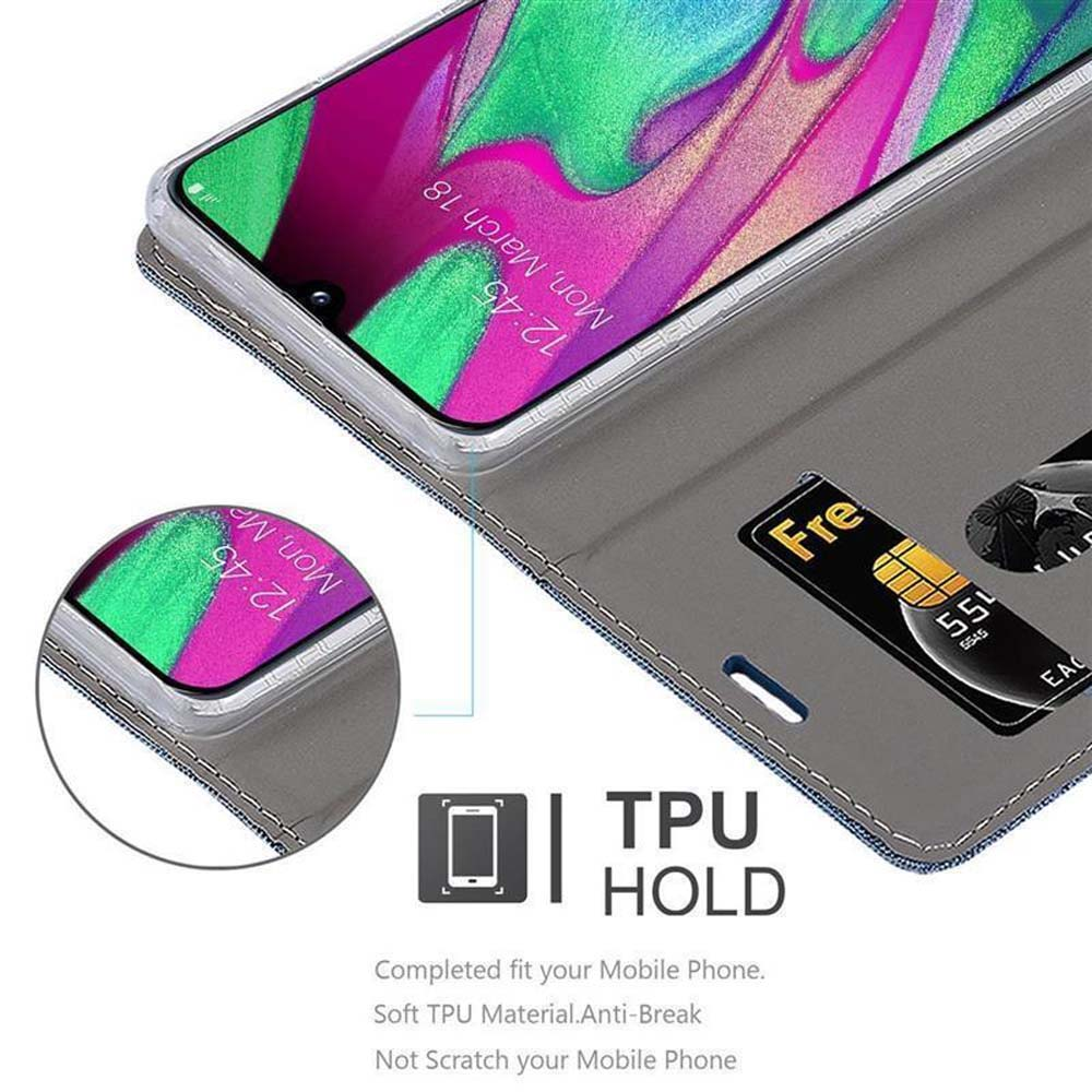 Primer plano de una funda de teléfono con un teléfono dentro. La funda está abierta, mostrando la pantalla y una ranura para tarjetas.