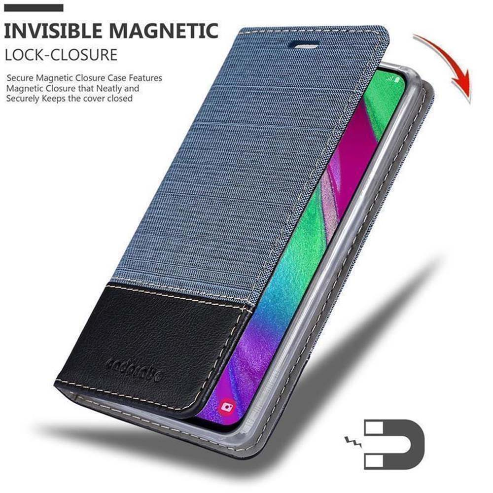 Una funda de teléfono con diseño de mezclilla, con cierre magnético. La funda muestra el teléfono dentro.