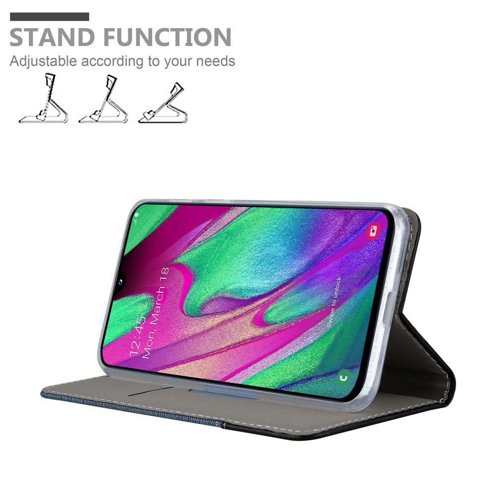 Se muestra un teléfono en una funda, con función de soporte y fecha. El fondo es blanco.