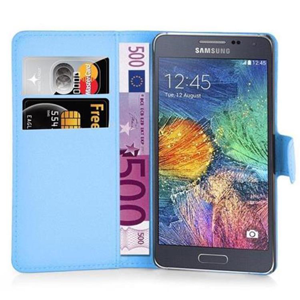Portafoglio blu con smartphone e carte di credito. Banconote in euro, isolate su sfondo blu.