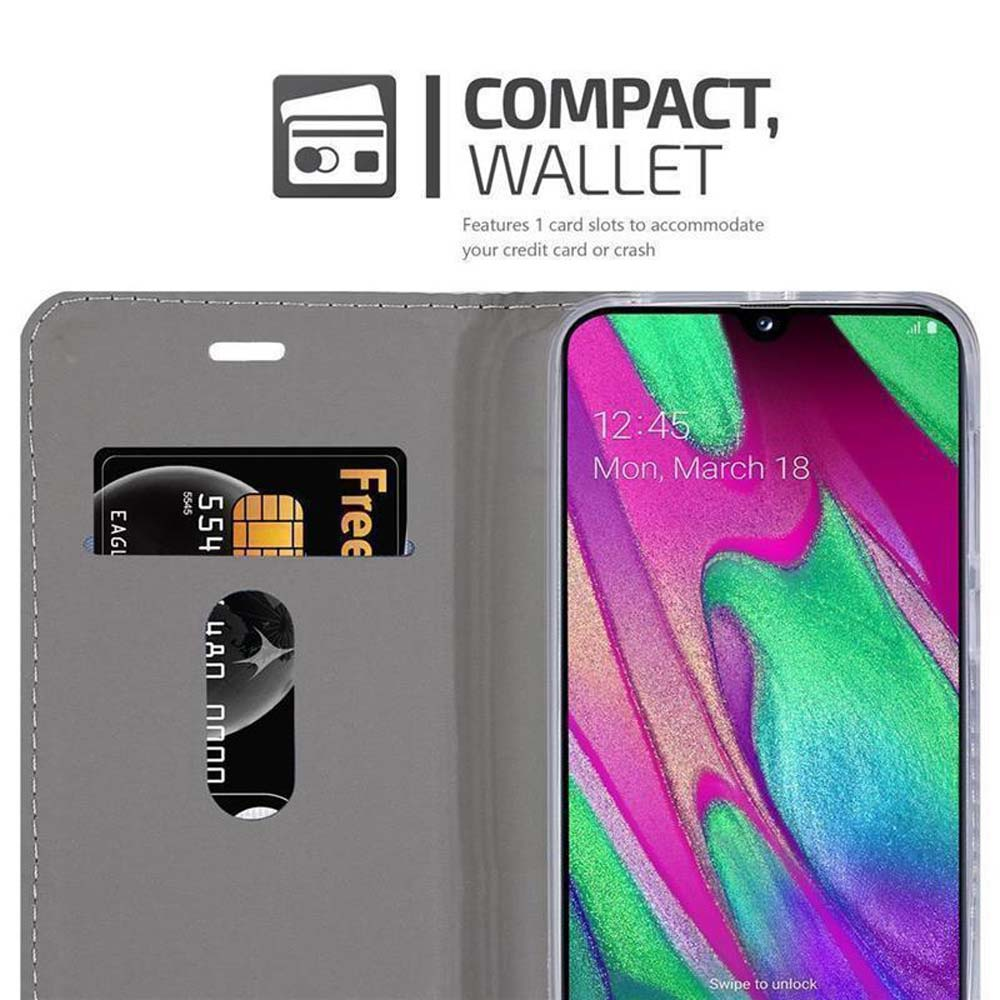 Una funda de teléfono negra con una tarjeta de crédito y un teléfono inteligente. La pantalla muestra la fecha y hora.