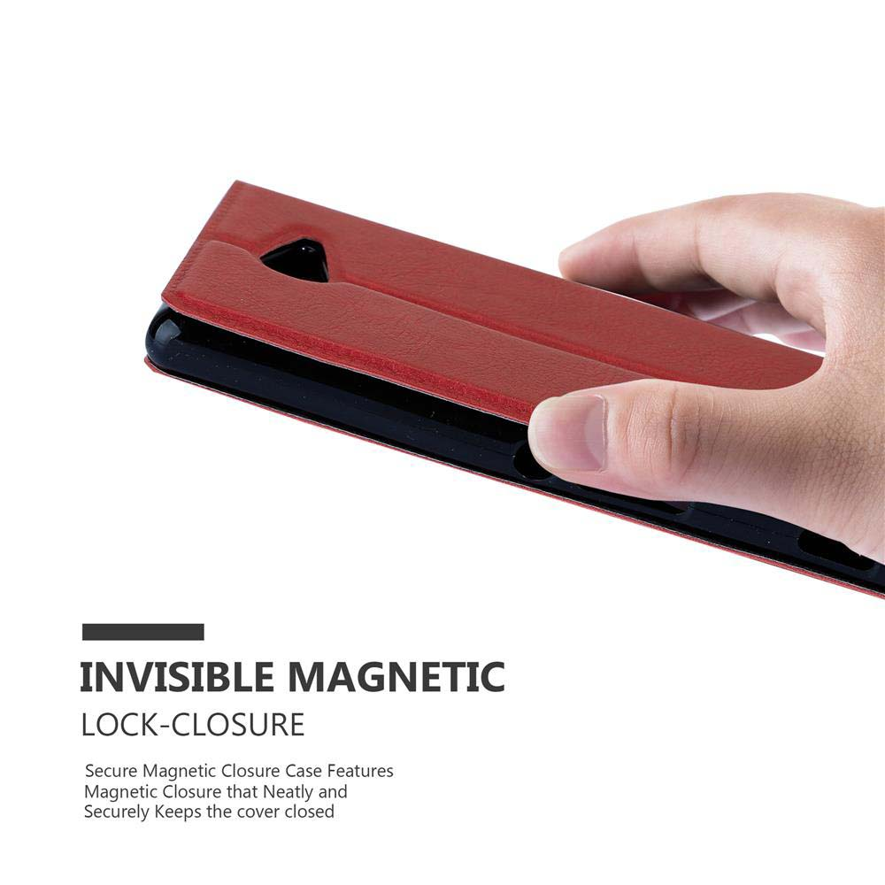 Una mano sosteniendo una funda roja con cierre magnético, con texto describiendo la función.