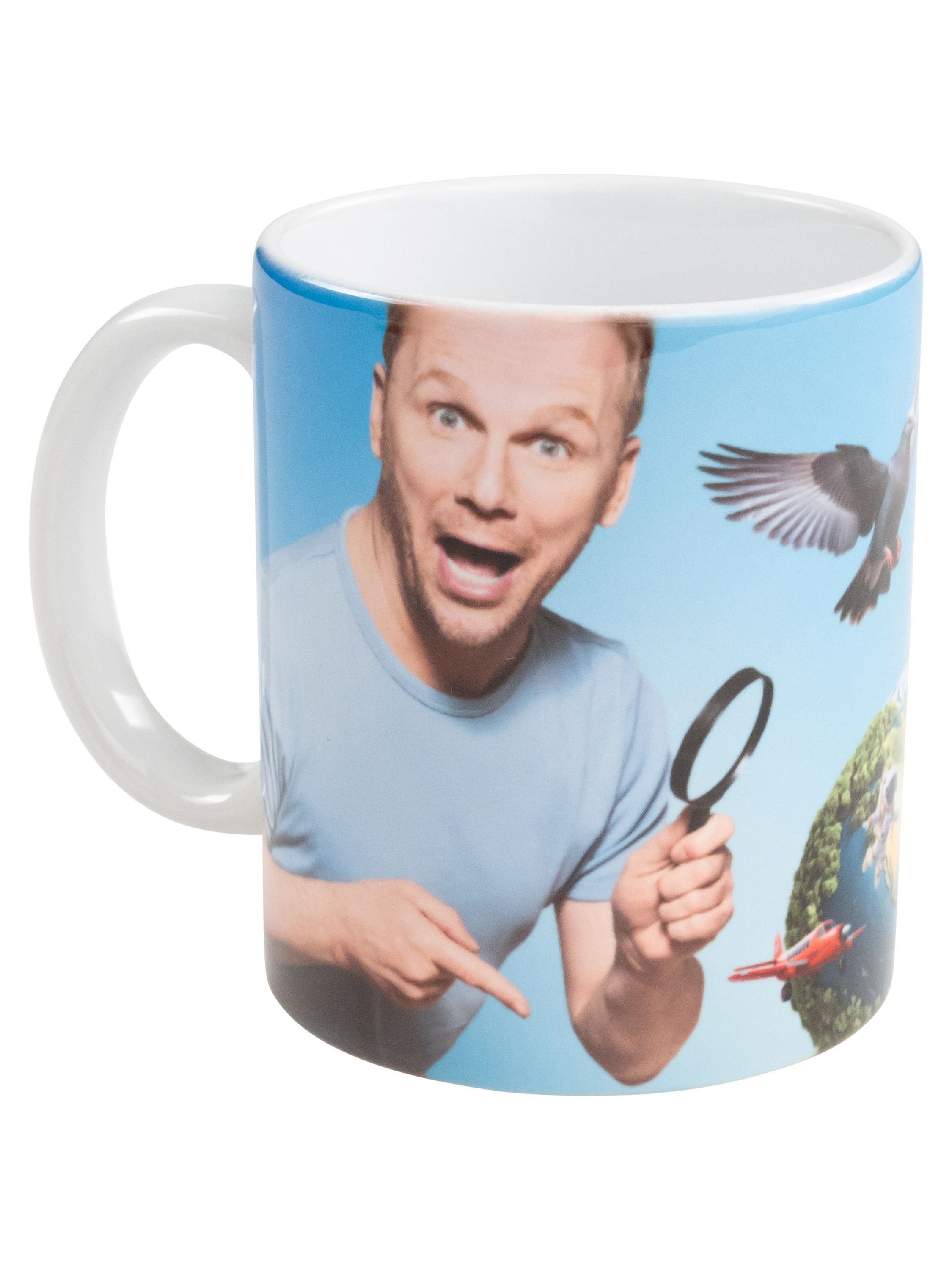 Eine weiße Tasse mit Cartoon-Bild eines Mannes, Globus, Lupe und Vogel.