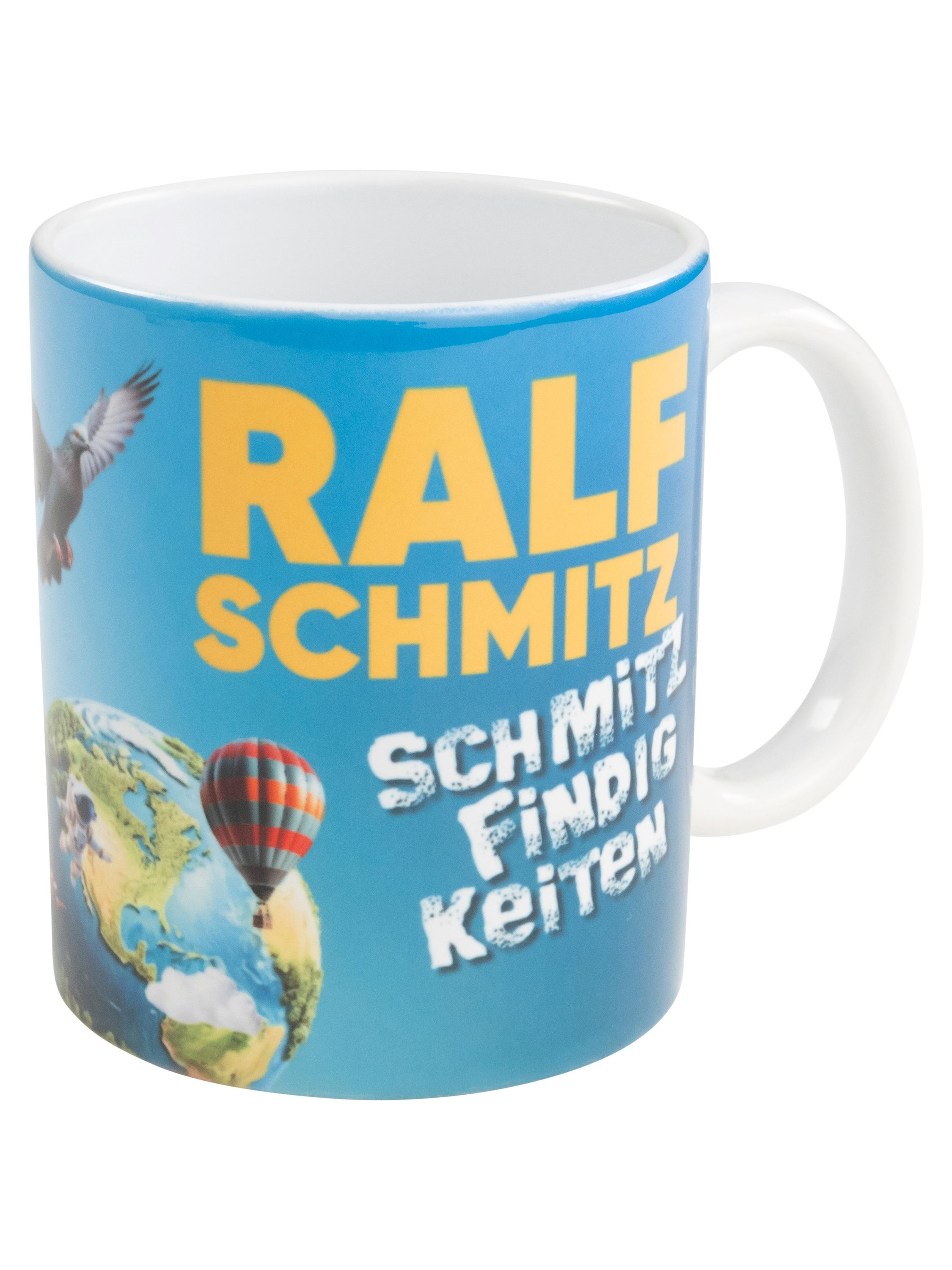 Eine Tasse mit blauem Hintergrund und gelbem Text „RALF SCHMITZ“. Bilder einer Weltkarte und eines Heißluftballons.