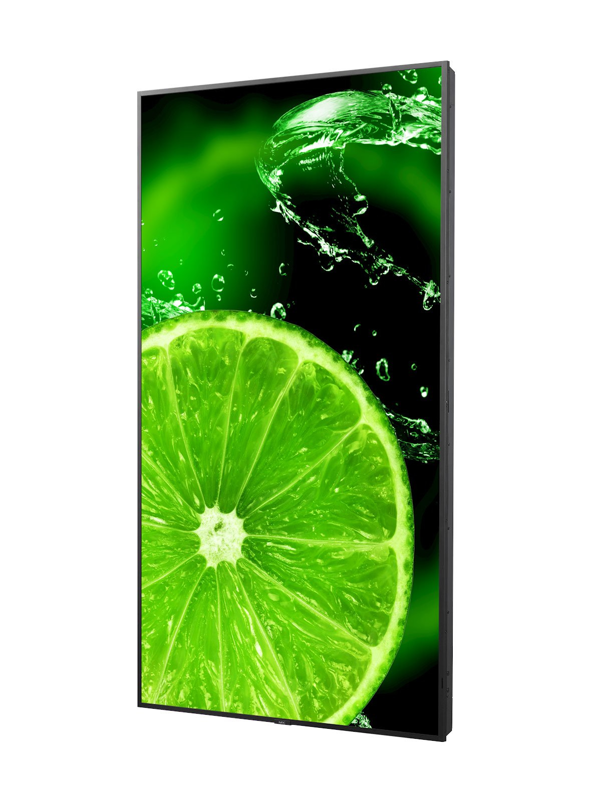 Fetta di lime immersa nell'acqua, con spruzzi e sfondo verde scuro.