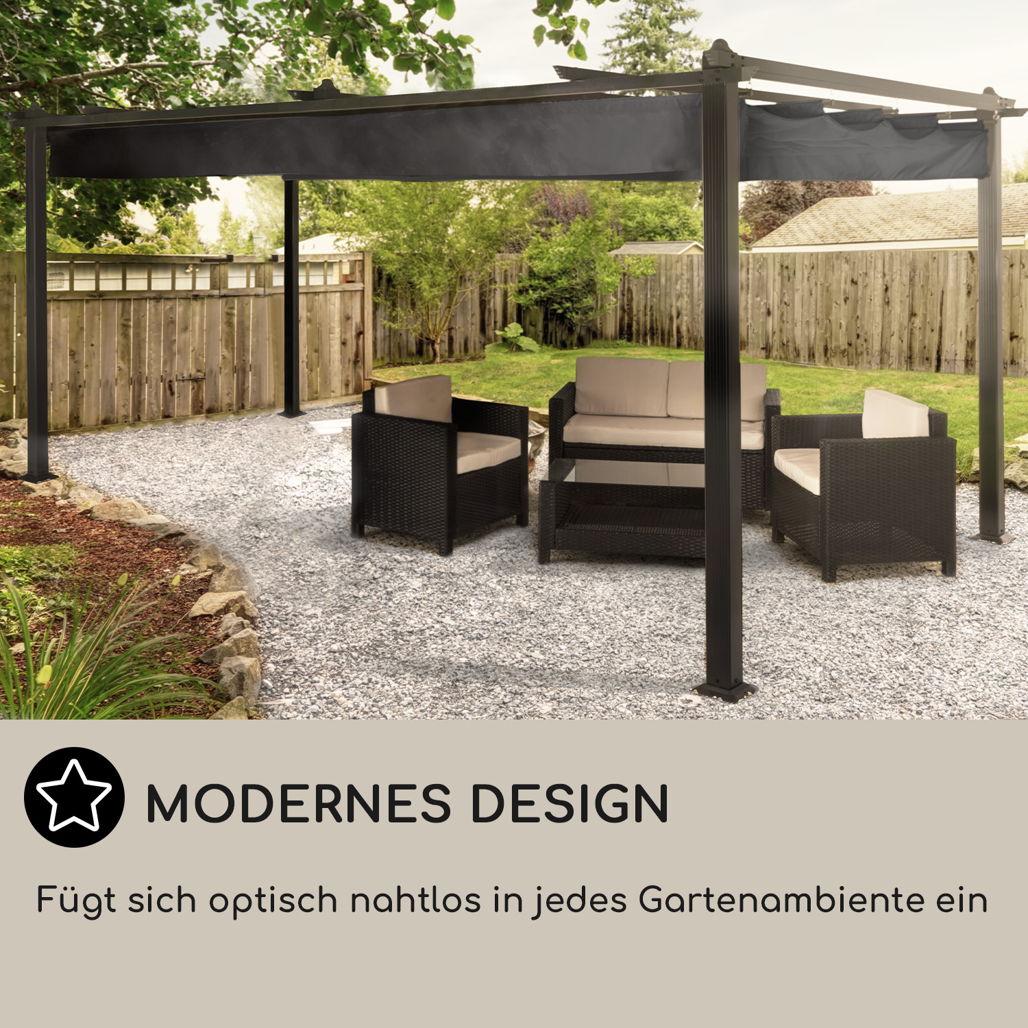Set di sedute nero per esterni sotto una pergola nera, con patio in ghiaia e sfondo verde.