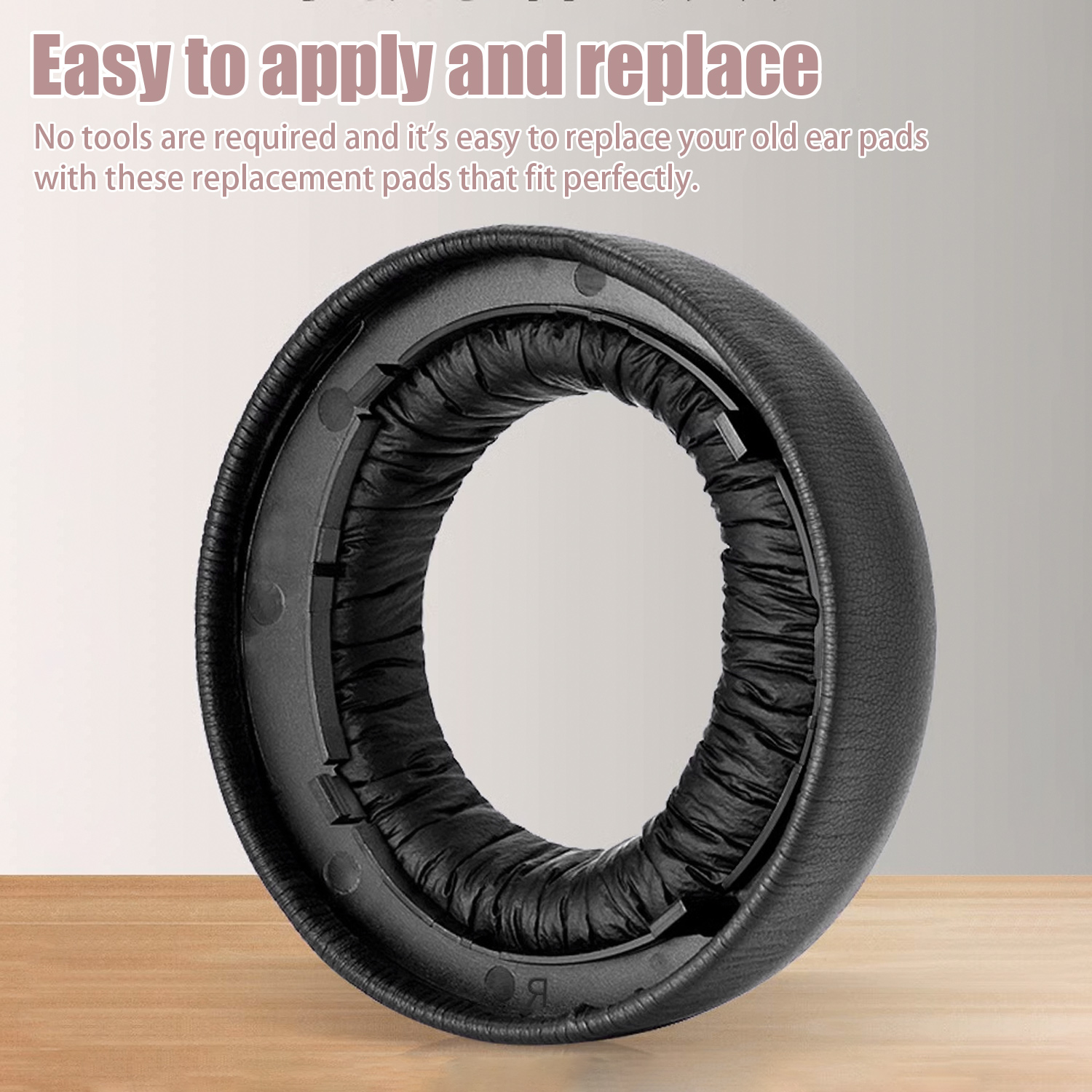 Czarna poduszka nauszna słuchawek z czarnym wypełnieniem i czarną plastikową ramką.