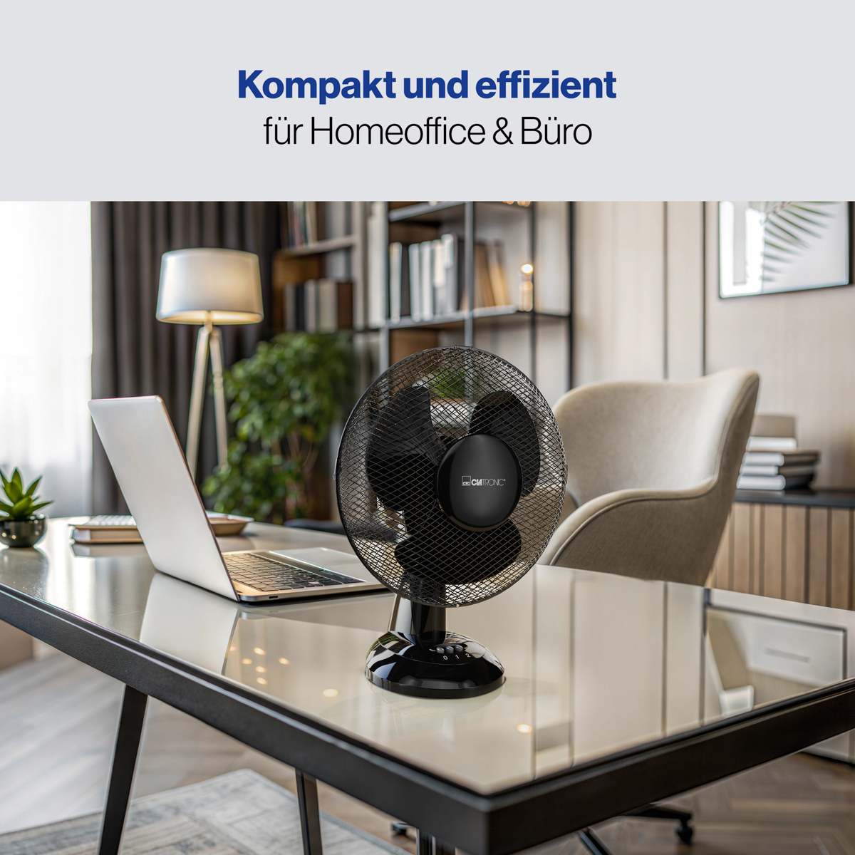 Wentylator biurkowy na biurku z laptopem, lampą i krzesłem, w domowym biurze.