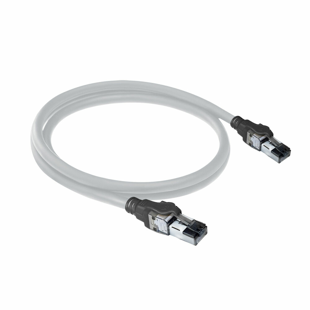 Un cavo ethernet grigio con connettori neri ad ogni estremità, isolato su sfondo bianco.