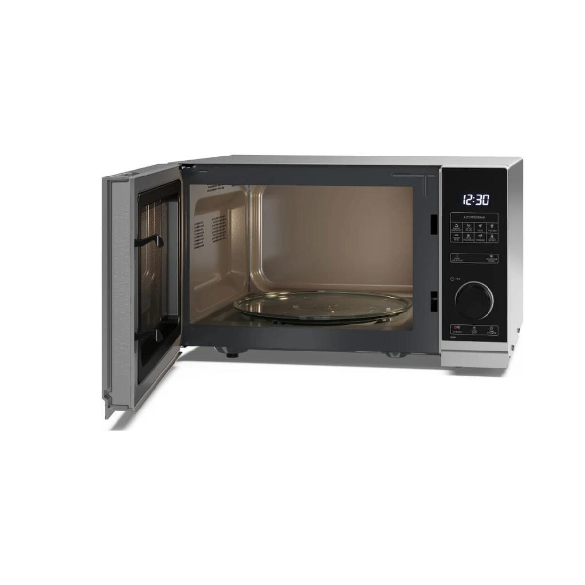 Forno a microonde argentato con porta aperta, mostra un piatto di vetro all'interno.