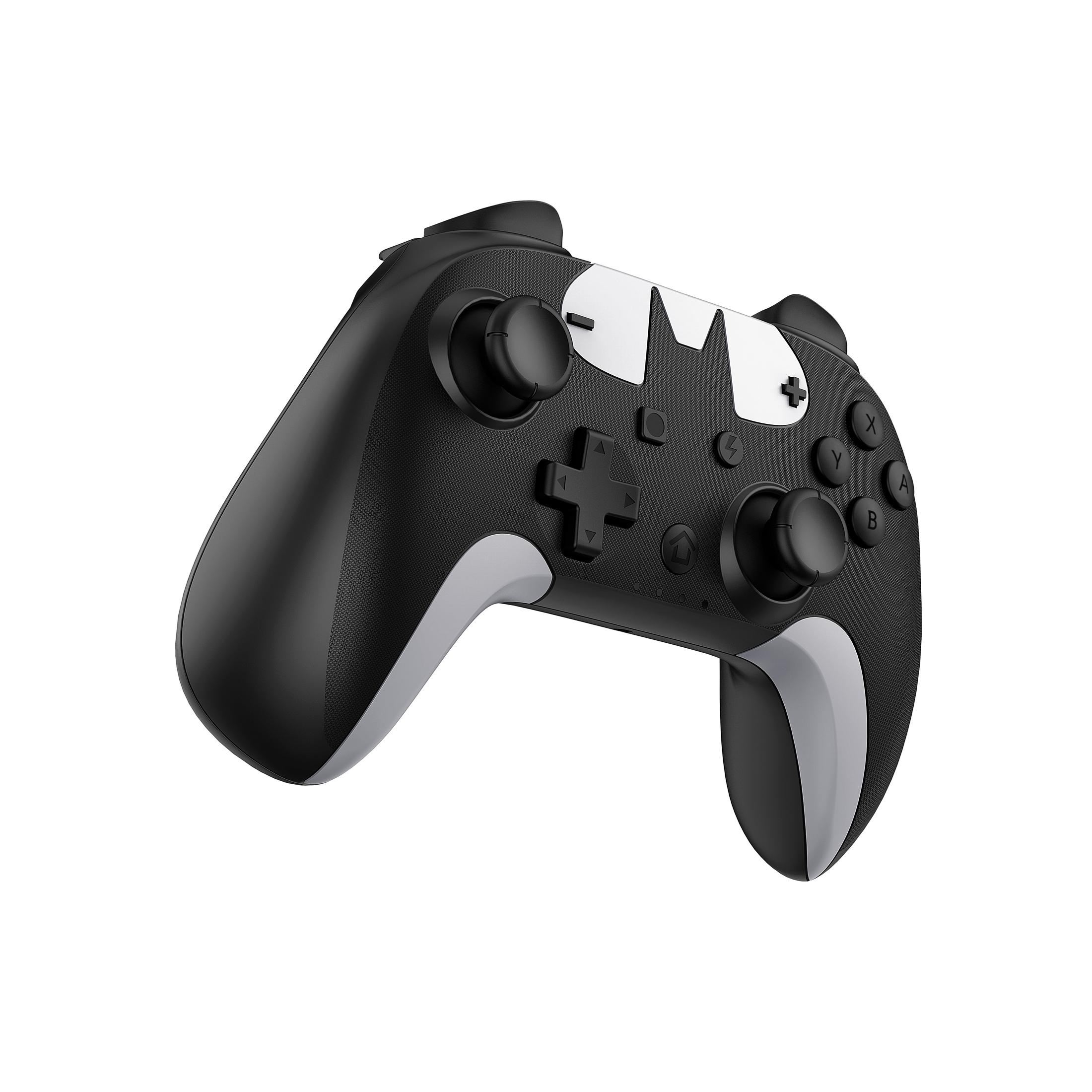 Schwarzes und graues Gamepad mit Knöpfen und Joysticks, weißes Batman-Logo oben.