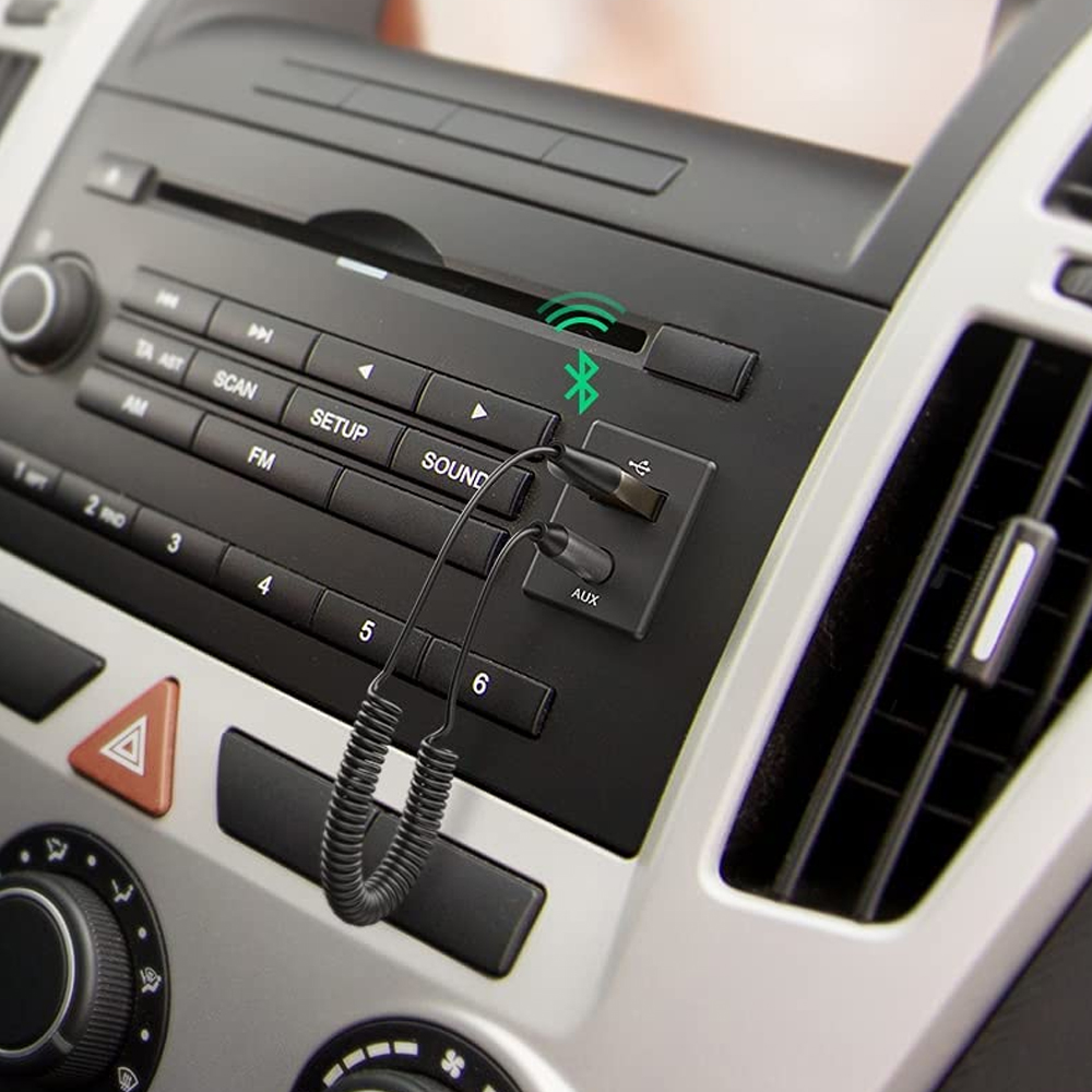 Autoradio mit angeschlossenem USB-Gerät und Bluetooth-Symbol.