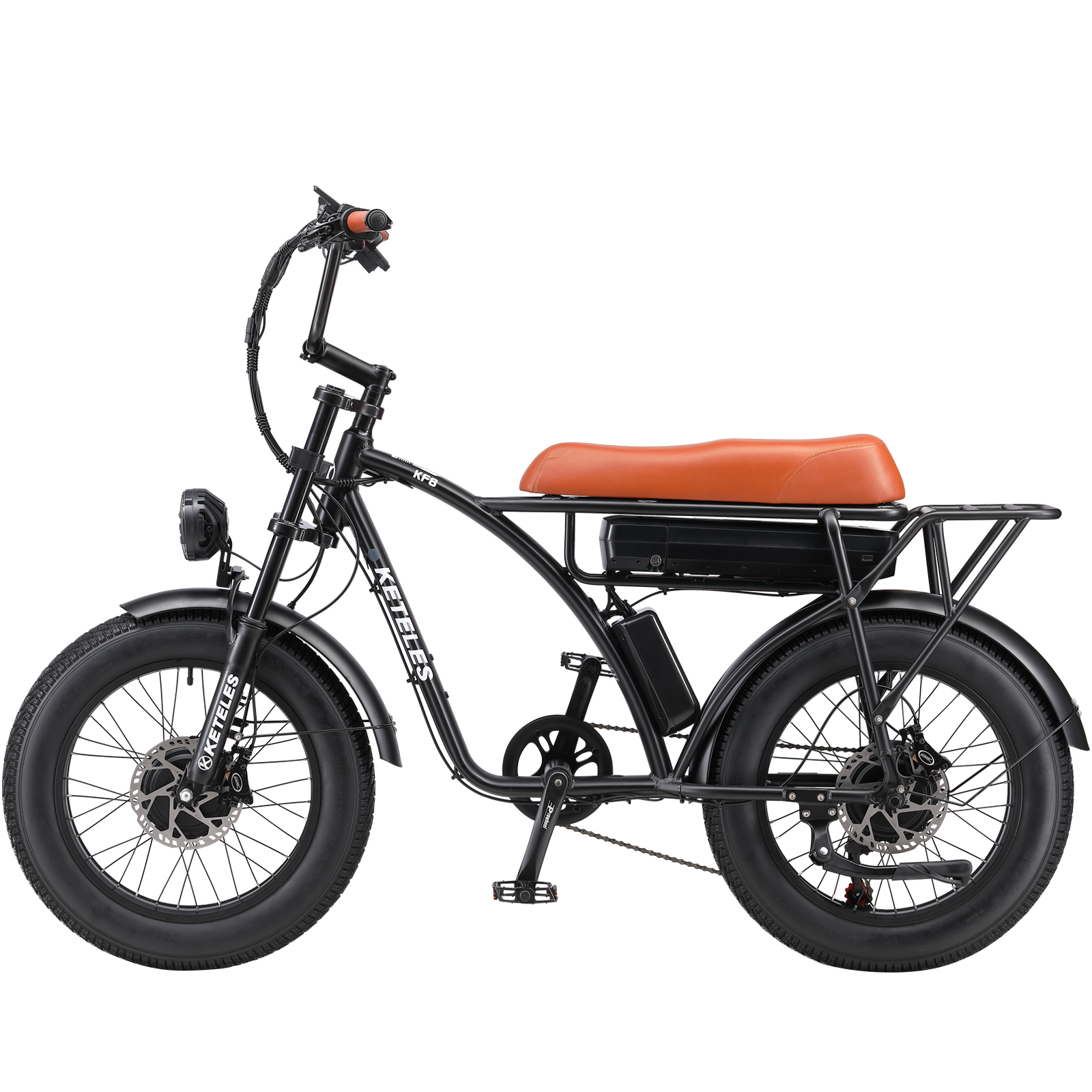 Schwarzes Elektrofahrrad mit braunem Sitz. Die Reifen sind groß. Das Fahrrad hat einen Gepäckträger.