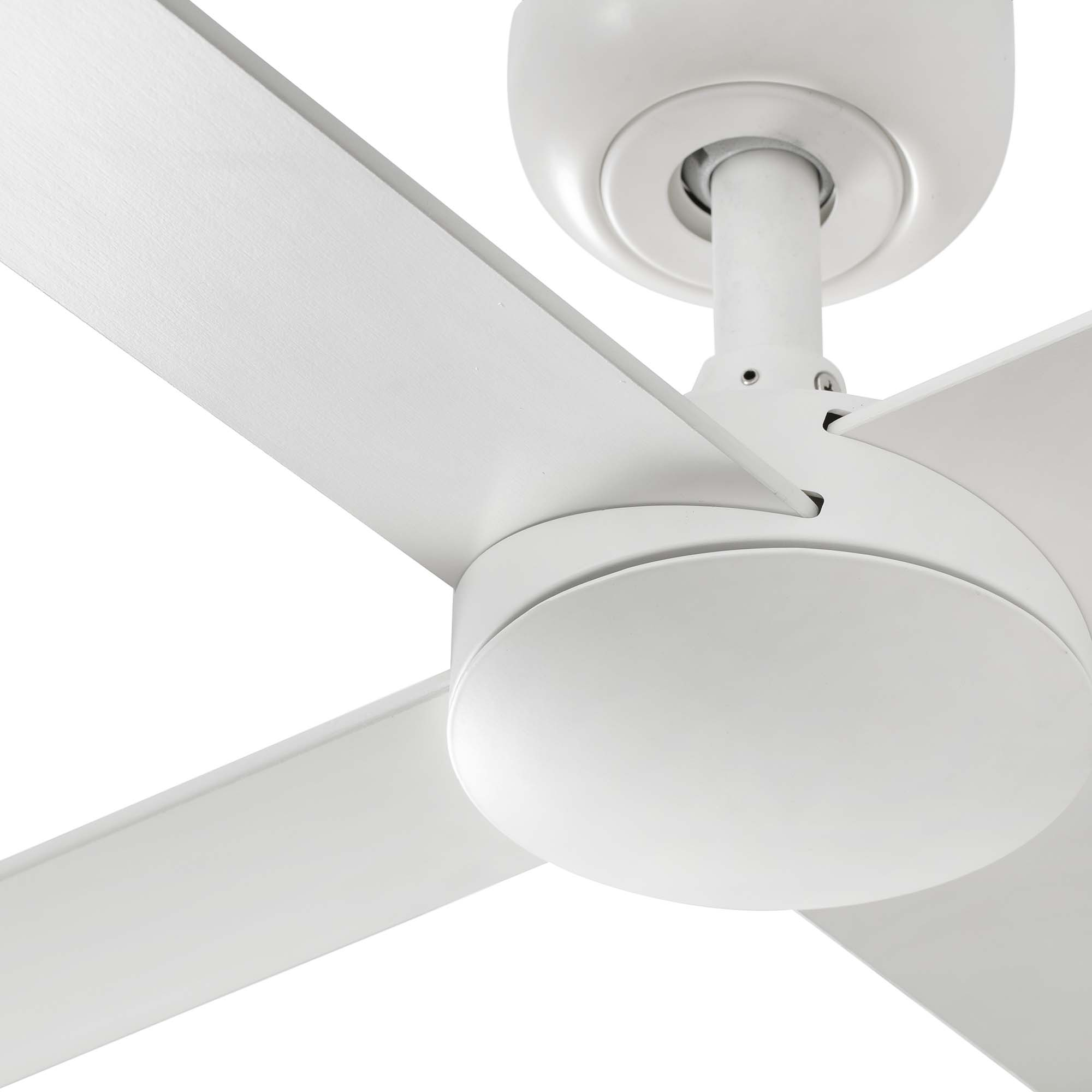 Weißer Deckenventilator. Der Ventilator hat vier Flügel und eine zentrale Leuchte. Der Ventilator ist vor weißem Hintergrund.