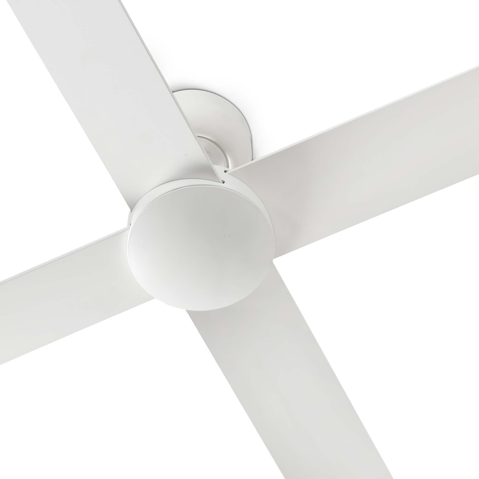 Weißer Deckenventilator mit vier Flügeln.