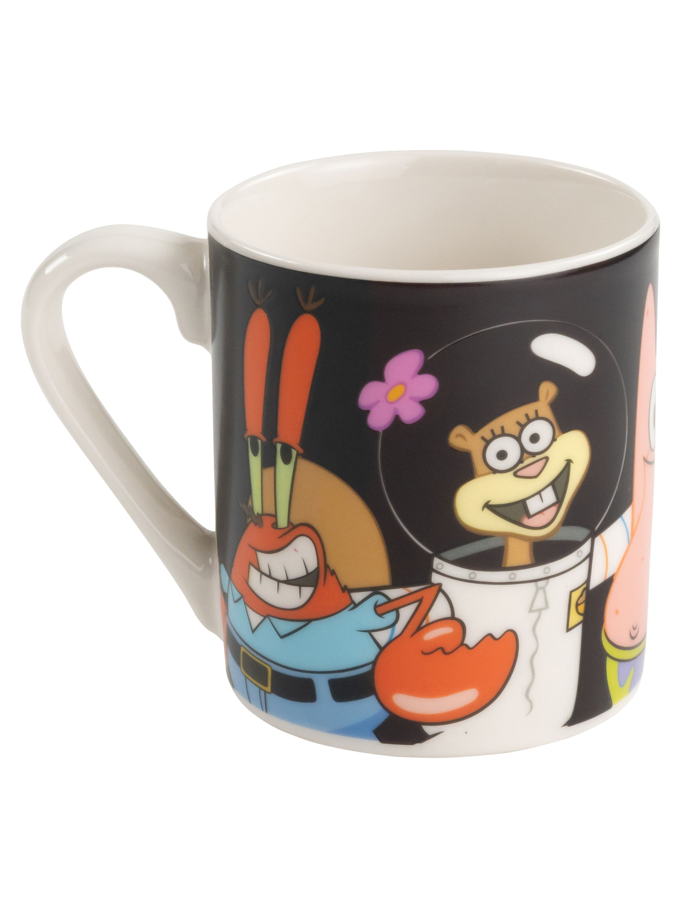 Eine SpongeBob-Tasse mit Mr. Krabs, Sandy und einem lächelnden SpongeBob darauf.