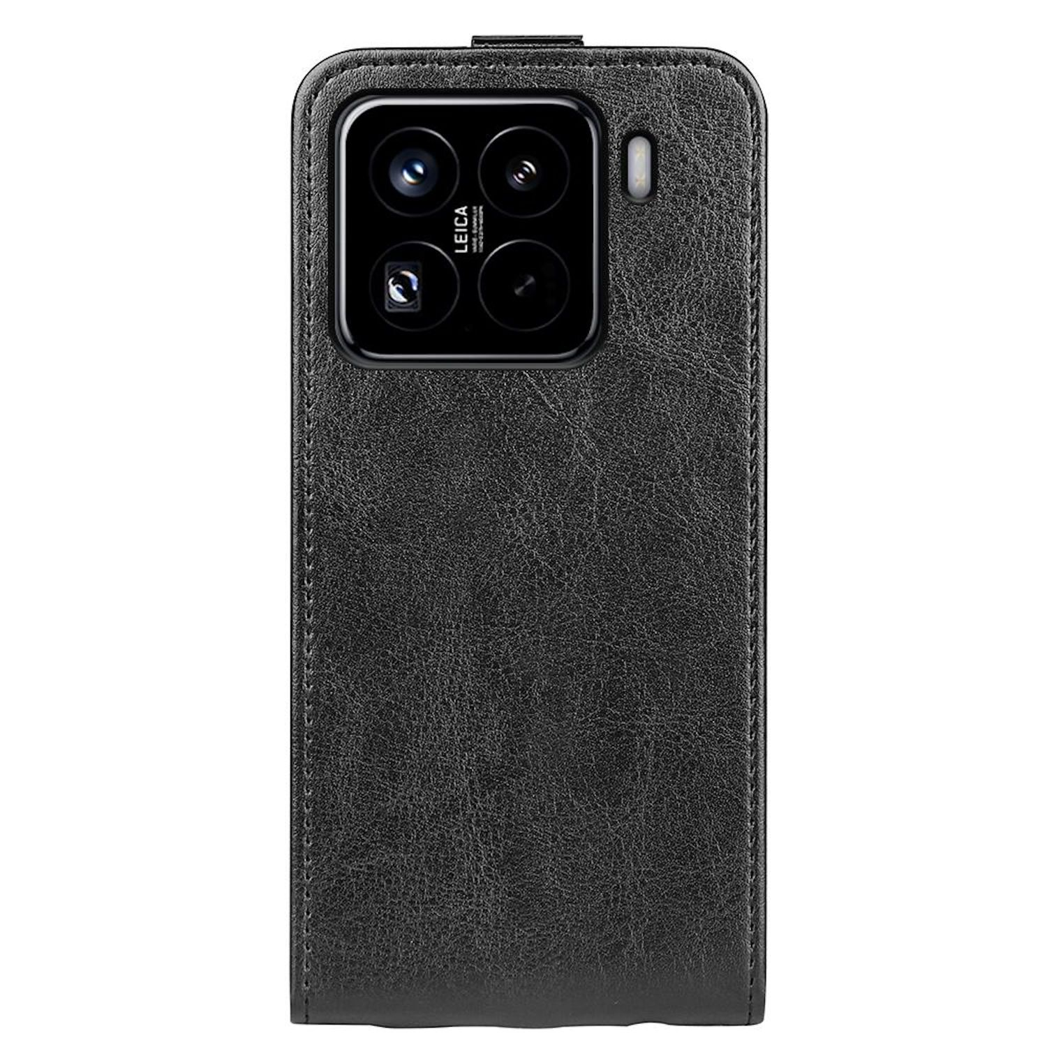 Una funda de teléfono negra con un teléfono dentro. El teléfono tiene una cámara triple y la marca "LEICA".