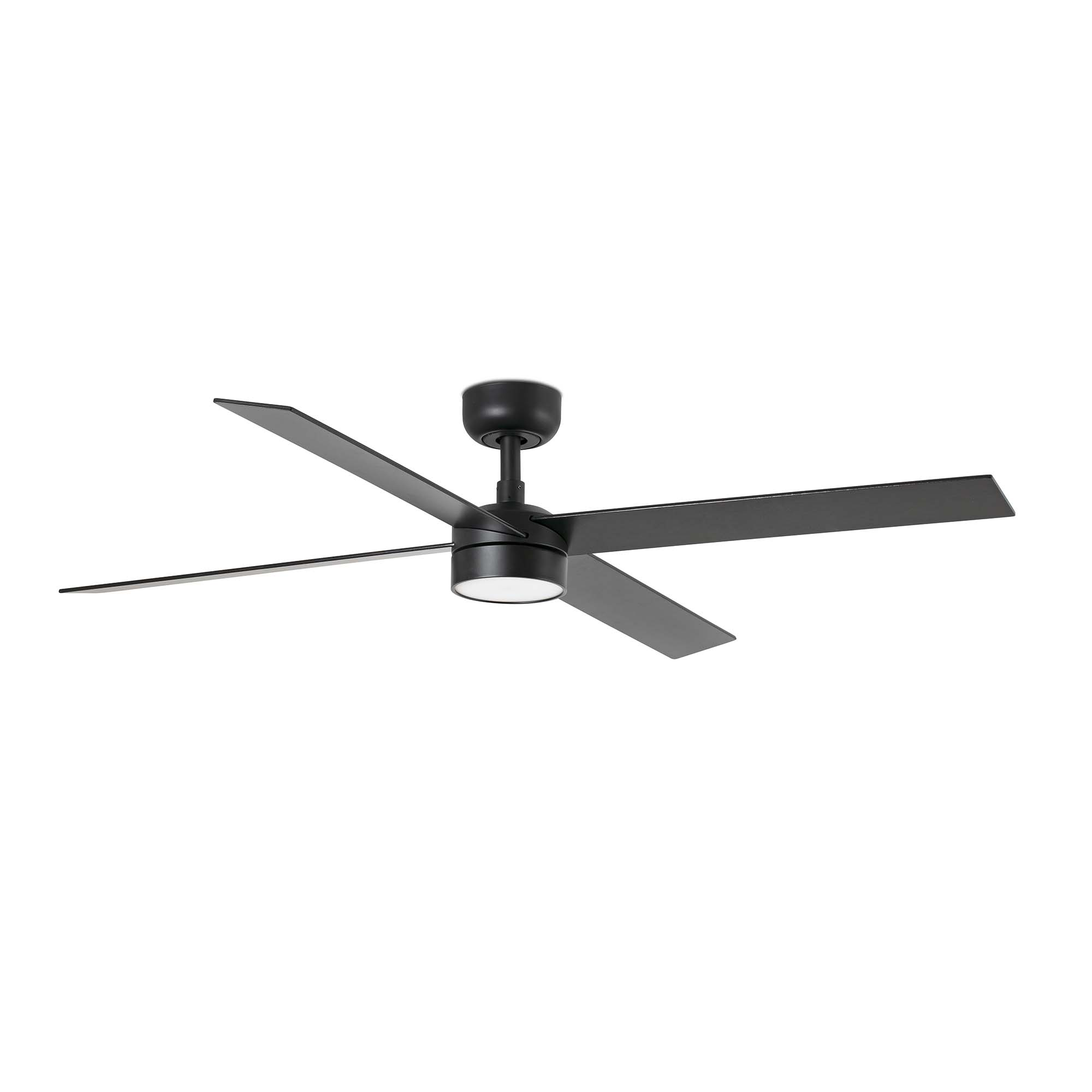 Ein schwarzer Deckenventilator mit 4 Flügeln. Der Ventilator steht vor weißem Hintergrund.