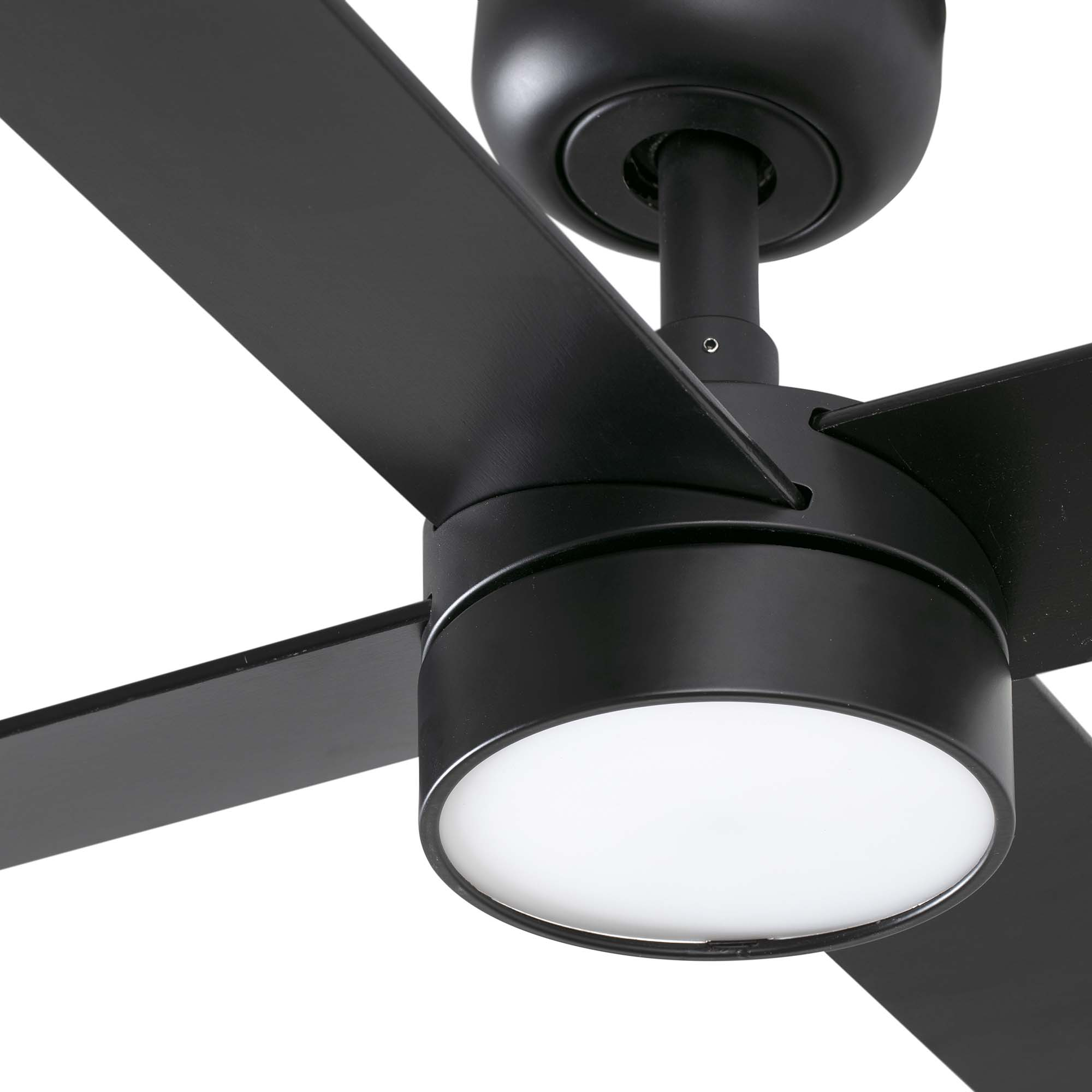 Nahaufnahme eines schwarzen Deckenventilators mit vier Flügeln und einem zentralen Licht.