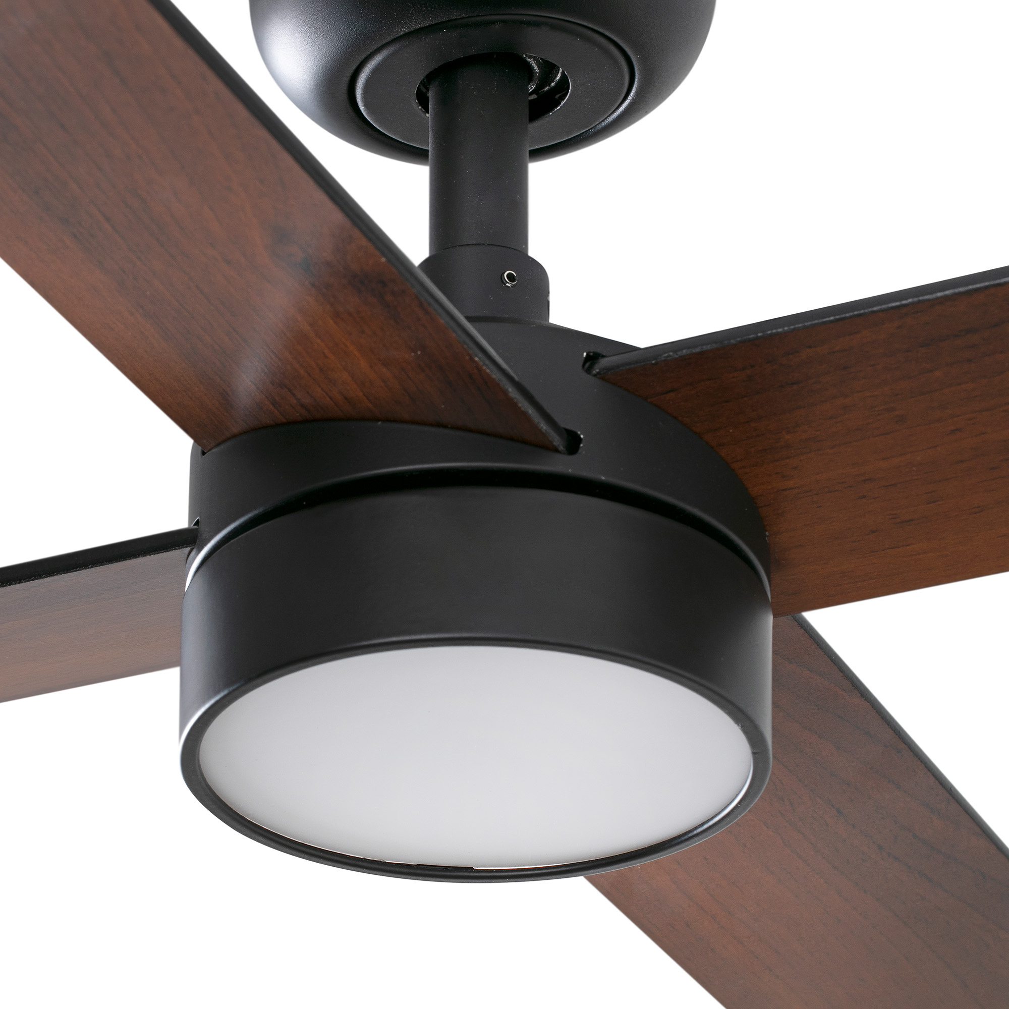 Deckenventilator mit Holzflügeln und schwarzem Motor. Leuchte in der Mitte.