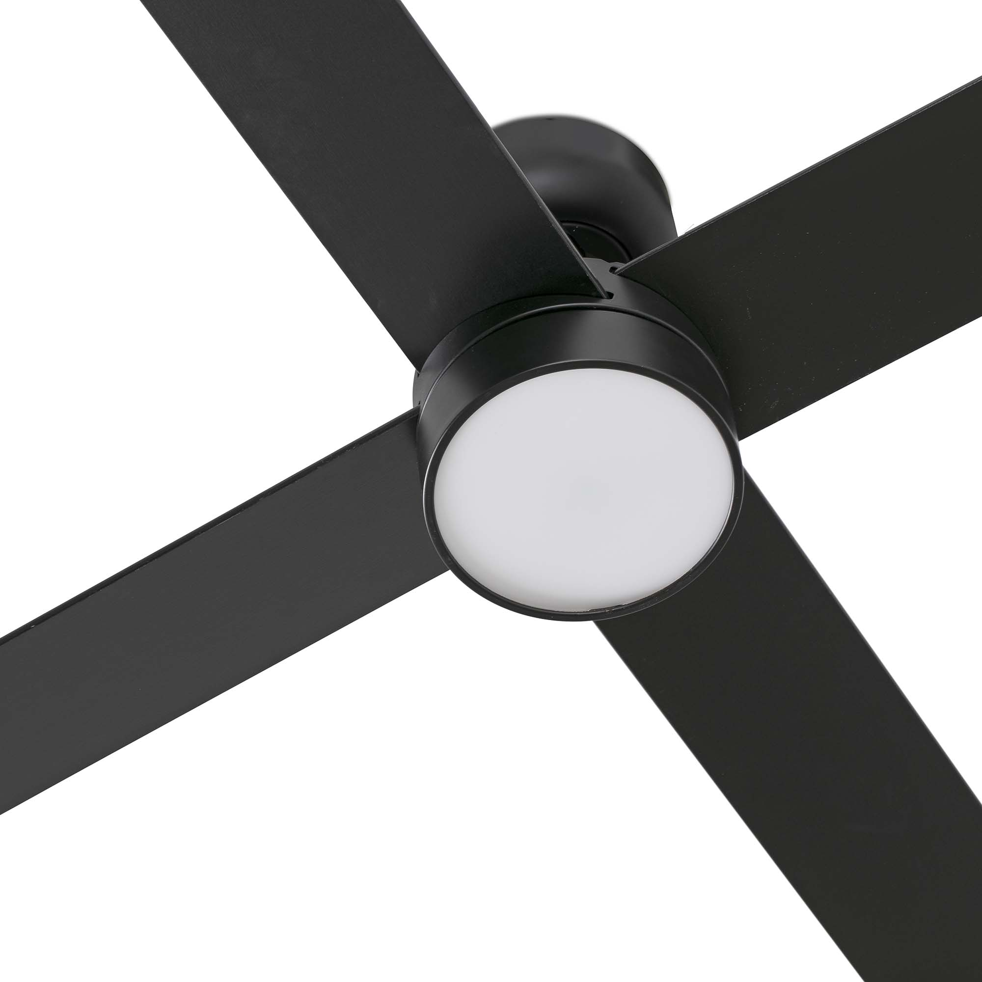 Schwarzer Deckenventilator mit vier Flügeln, einem zentralen Licht und einem modernen, minimalistischen Design.