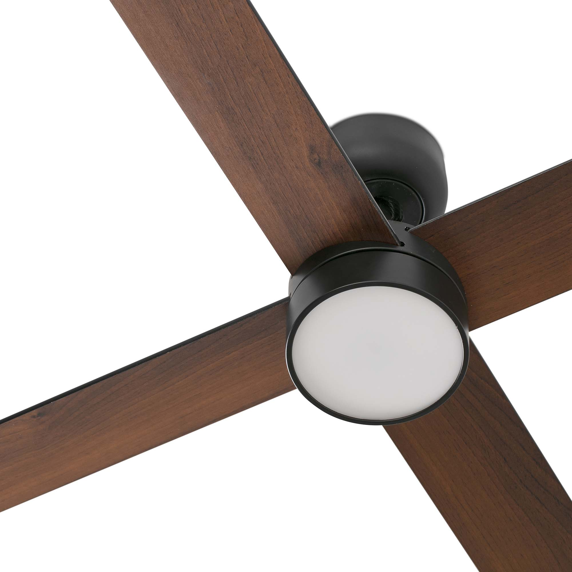 Nahaufnahme eines Deckenventilators mit dunklen Holzflügeln und schwarzem Motorgehäuse.