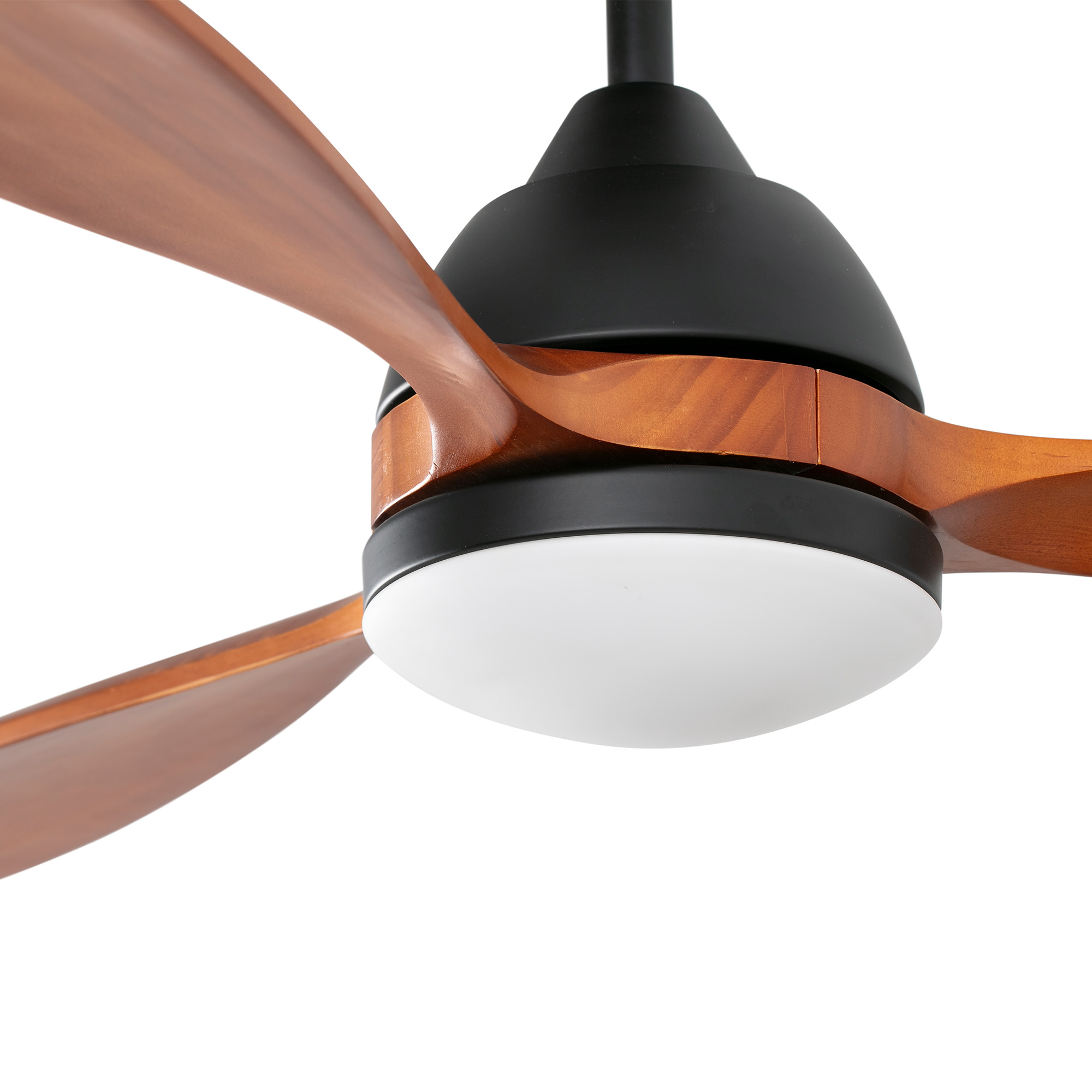Deckenventilator mit Holzflügeln und schwarzem Motorgehäuse mit weißem Licht. Weißer Hintergrund.