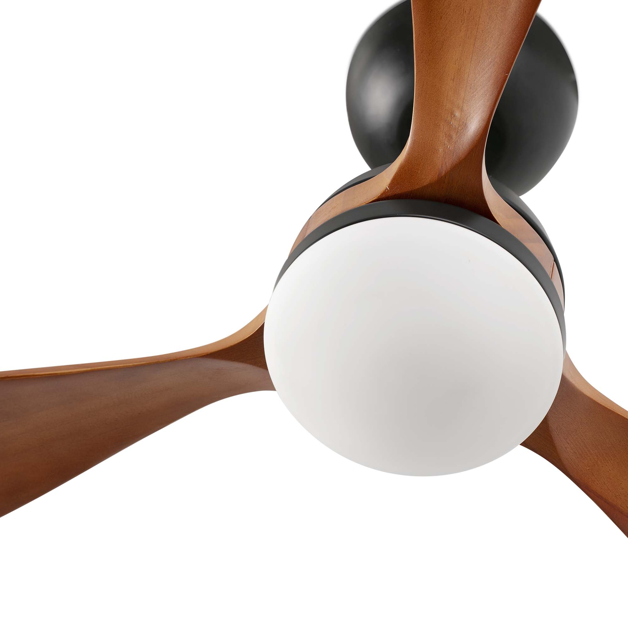 Deckenventilator mit Holzflügeln, weißer Kugelleuchte und schwarzem Motorgehäuse, alles vor weißem Hintergrund.