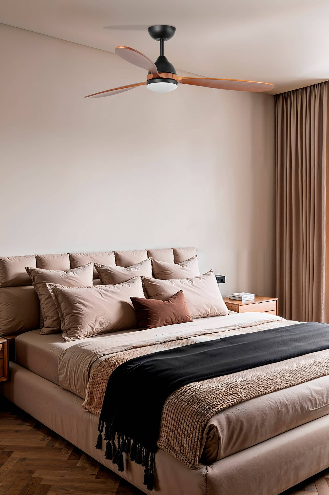 Ein Schlafzimmer mit Deckenventilator, Bett und Vorhängen. Die Farben sind neutral und warm.